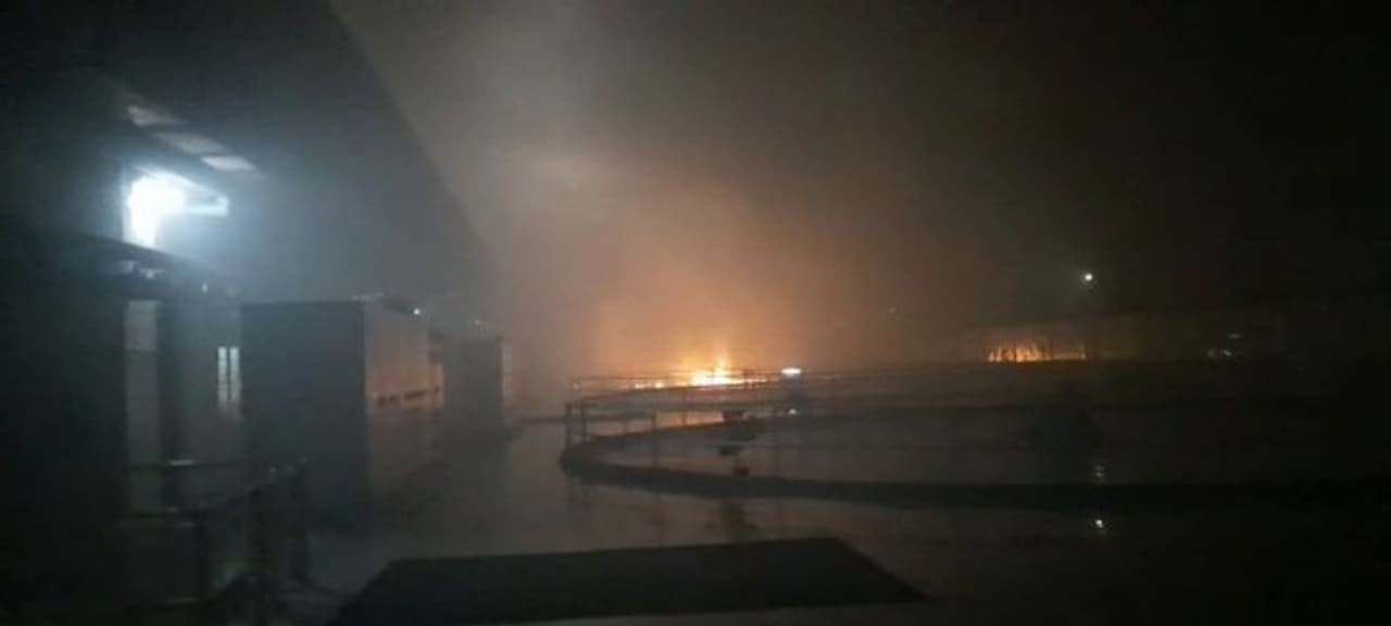 <p>8 మంది ఆస్పత్రిలో చికిత్స పొందుతున్నారు. ప్రమాదం సమయంలో లోపల 17 మంది చిక్కుకున్నారు</p> <p>8 మంది ఆస్పత్రిలో చికిత్స పొందుతున్నారు. ప్రమాదం సమయంలో లోపల 17 మంది చిక్కుకున్నారు</p>