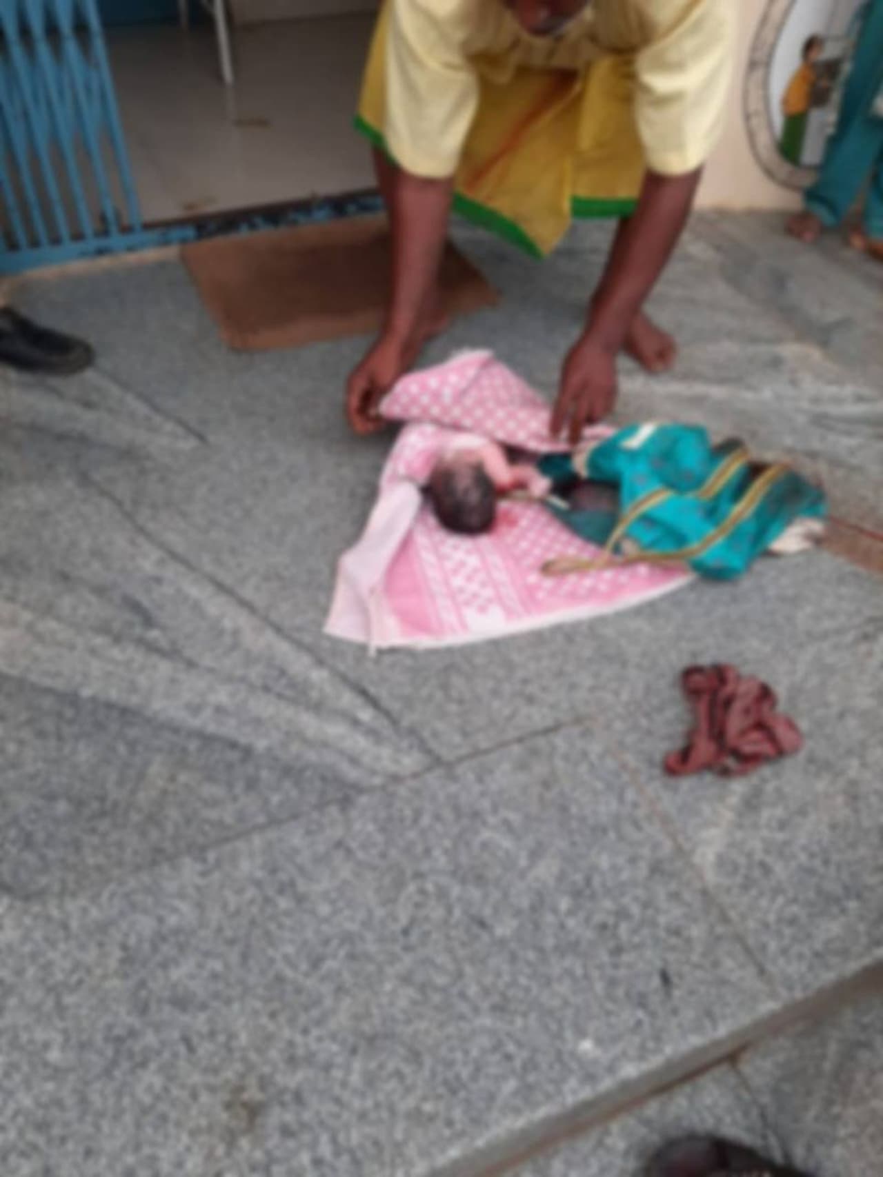 <p>ಕಲಬುರಗಿ ಜಿಲ್ಲೆಯ ಚಿಂಚೋಳಿ ತಾಲೂಕಿನ ರಟಕಲ್ ಗ್ರಾಮದಲ್ಲಿ ಶಿಶು ಪತ್ತೆ </p> <p>ಕಲಬುರಗಿ ಜಿಲ್ಲೆಯ ಚಿಂಚೋಳಿ ತಾಲೂಕಿನ ರಟಕಲ್ ಗ್ರಾಮದಲ್ಲಿ ಶಿಶು ಪತ್ತೆ </p>