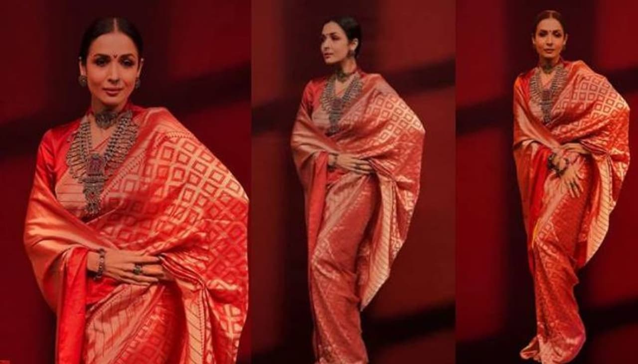 <p>റീഗൽ റെഡ് നിറത്തിലുള്ള പട്ടുസാരിയുടുത്ത് നിൽക്കുന്ന മലൈകയുടെ ചിത്രങ്ങളാണ് ഇപ്പോള് സോഷ്യല് മീഡിയയില് ശ്രദ്ധ നേടുന്നത്. ചുവപ്പിൽ ധാരാളം ഗോൾഡൻ വർക്കുകളടങ്ങിയ സാരിയില് സുന്ദരിയായിരിക്കുകയാണ് മലൈക.</p> <p>റീഗൽ റെഡ് നിറത്തിലുള്ള പട്ടുസാരിയുടുത്ത് നിൽക്കുന്ന മലൈകയുടെ ചിത്രങ്ങളാണ് ഇപ്പോള് സോഷ്യല് മീഡിയയില് ശ്രദ്ധ നേടുന്നത്. ചുവപ്പിൽ ധാരാളം ഗോൾഡൻ വർക്കുകളടങ്ങിയ സാരിയില് സുന്ദരിയായിരിക്കുകയാണ് മലൈക.</p>