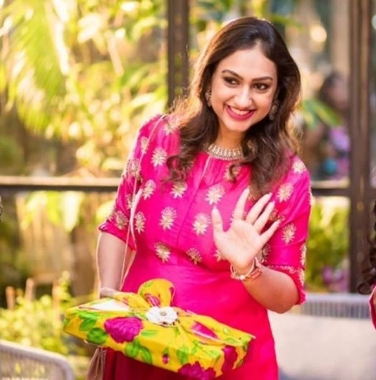 <p>கையில் கிஃப்டோடு ப்ரீதாவின் விசிட் </p> <p>கையில் கிஃப்டோடு ப்ரீதாவின் விசிட் </p>