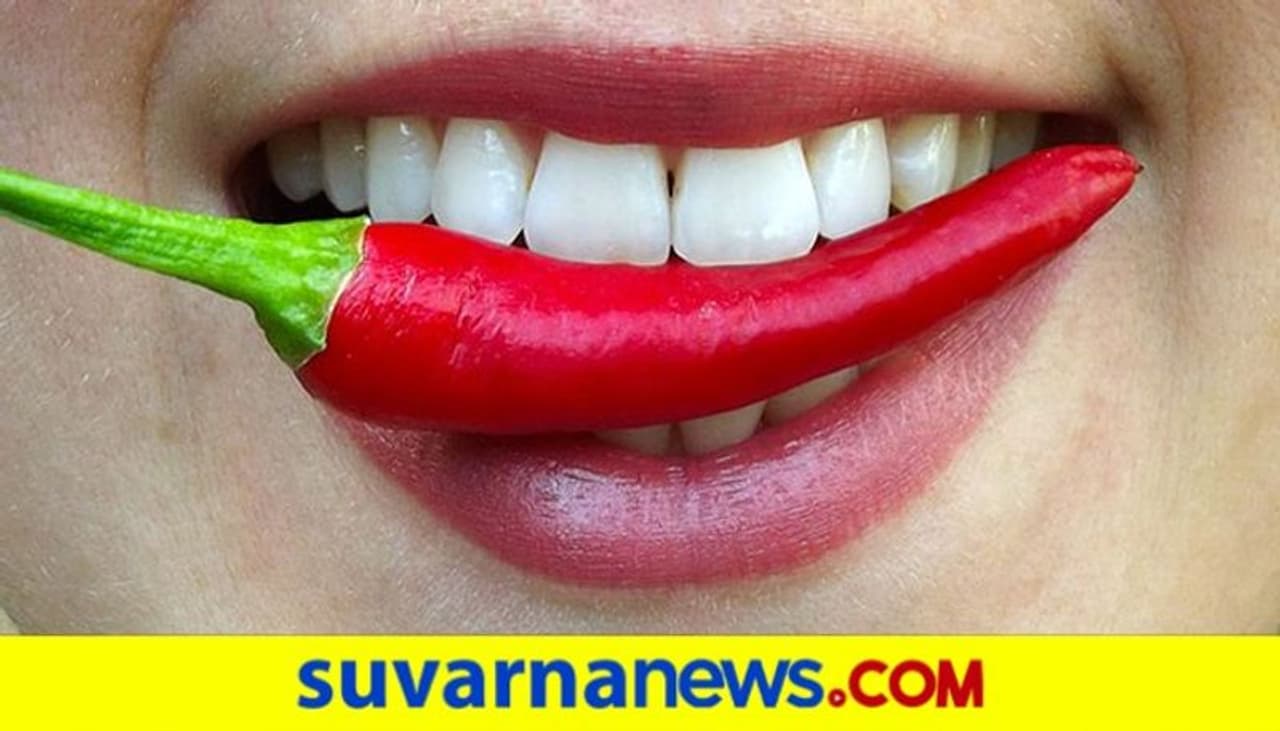 <p><strong>ಕೆಂಪು ಮೆಣಿಸಿನ ಕಾಯಿ: </strong>ಬ್ಯಾಡಗಿ ಮೆಣಸಿನ ಕಾಯಿಯನ್ನು ಲಿಪ್ಸ್ಟಿಕ್ ತಯಾರಿಗೆ ಬಳಸಲಾಗುತ್ತದೆ. ಒಲೆಯೋರೆಸಿನ್ ಎಂಬ ತೈಲವನ್ನು ಈ ಮೆಣಸಿನ ಕಾಯಿಯಿಂದಲೇ ತಯಾರಿಸಲಾಗುತ್ತದೆ. ಈ ತೈಲವನ್ನು ಲಿಪ್ಸ್ಟಿಕ್ ತಯಾರಿಗೆ ಬಳಸಲಾಗುತ್ತದೆ. 1 ಟನ್ ಬ್ಯಾಡಗಿ ಮೆಣಸಿನ ಕಾಯಿಯಿಂದ 50 ಲೀಟರ್ ತೈಲ ತಯಾರಿಸಬಹುದು.</p> <p><strong>ಕೆಂಪು ಮೆಣಿಸಿನ ಕಾಯಿ: </strong>ಬ್ಯಾಡಗಿ ಮೆಣಸಿನ ಕಾಯಿಯನ್ನು ಲಿಪ್ಸ್ಟಿಕ್ ತಯಾರಿಗೆ ಬಳಸಲಾಗುತ್ತದೆ. ಒಲೆಯೋರೆಸಿನ್ ಎಂಬ ತೈಲವನ್ನು ಈ ಮೆಣಸಿನ ಕಾಯಿಯಿಂದಲೇ ತಯಾರಿಸಲಾಗುತ್ತದೆ. ಈ ತೈಲವನ್ನು ಲಿಪ್ಸ್ಟಿಕ್ ತಯಾರಿಗೆ ಬಳಸಲಾಗುತ್ತದೆ. 1 ಟನ್ ಬ್ಯಾಡಗಿ ಮೆಣಸಿನ ಕಾಯಿಯಿಂದ 50 ಲೀಟರ್ ತೈಲ ತಯಾರಿಸಬಹುದು.</p>