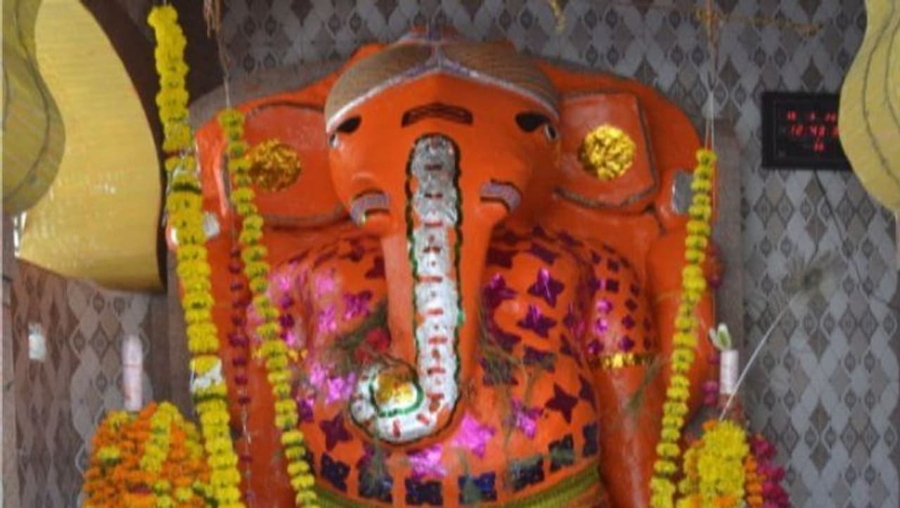 <p>ವಿಘ್ನ ನಿವಾರಕನ ಮಹಾ ಆರತಿ ನಡೆಸೋದೇ ಮುಸಲ್ಮಾನರು: ಮಧ್ಯಪ್ರದೇಶದ ರತ್ಲಾಮ್‌ ನಗರದಲ್ಲಿರುವ ಭವ್ಯ ಗಣಪತಿ ದೇಗುಲದಲ್ಲಿ ಪುರಾತನ ಪ್ರತಿಮೆ ಇದೆ. ಇಲ್ಲಿ ಗಣೇಶೋತ್ಸವ ಸಂದರ್ಭದಲ್ಲಿ ಮುಸಲ್ಮಾನ ಸಮುದಾಯದ ಜನರು ಒಂದು ದಿನ ಮಹಾ ಆರತಿ ಮಾಡಿ ಗಣೇಶನಿಗಿಷ್ಟವಾದ ಖಾದ್ಯವನ್ನು ಅರ್ಪಿಸುತ್ತಾರೆ.</p>