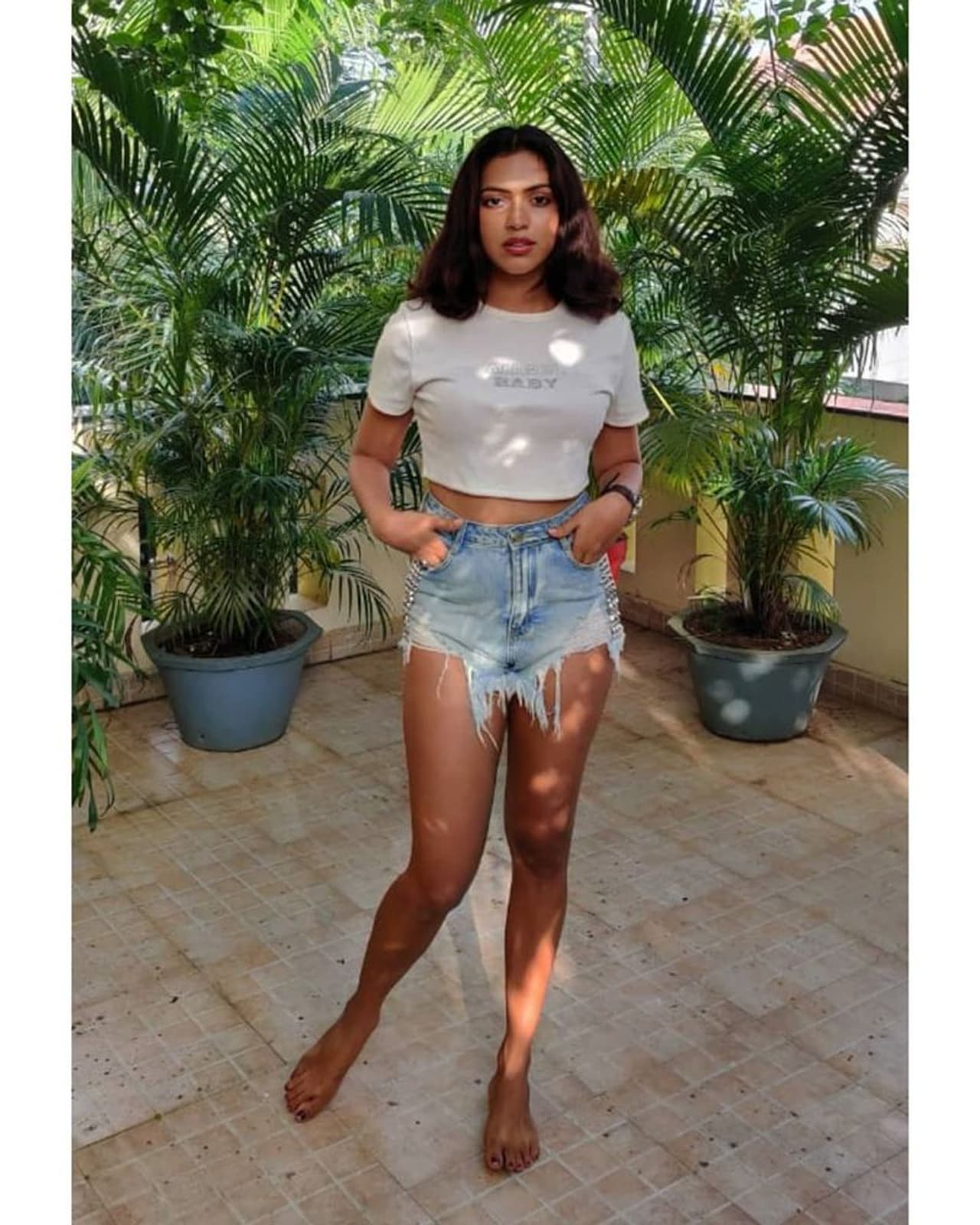 <p><br />சர்ச்சை என்றாலே இவர் தான் என்ற பெயரை விரைவில் எடுத்துவிடுவார் போல் தெரிகிறது நம்ம அமலா பால். இயக்குநர் ஏ.எல்.விஜய் உடனான விவகாரத்து பிறகு தன்னை சுதந்திர பறவை போல் பீல் செய்யும் அமலா பால், தாறுமாறான போட்டோக்களை வெளியிட்டு வருகிறார். </p> <p><br />சர்ச்சை என்றாலே இவர் தான் என்ற பெயரை விரைவில் எடுத்துவிடுவார் போல் தெரிகிறது நம்ம அமலா பால். இயக்குநர் ஏ.எல்.விஜய் உடனான விவகாரத்து பிறகு தன்னை சுதந்திர பறவை போல் பீல் செய்யும் அமலா பால், தாறுமாறான போட்டோக்களை வெளியிட்டு வருகிறார். </p>