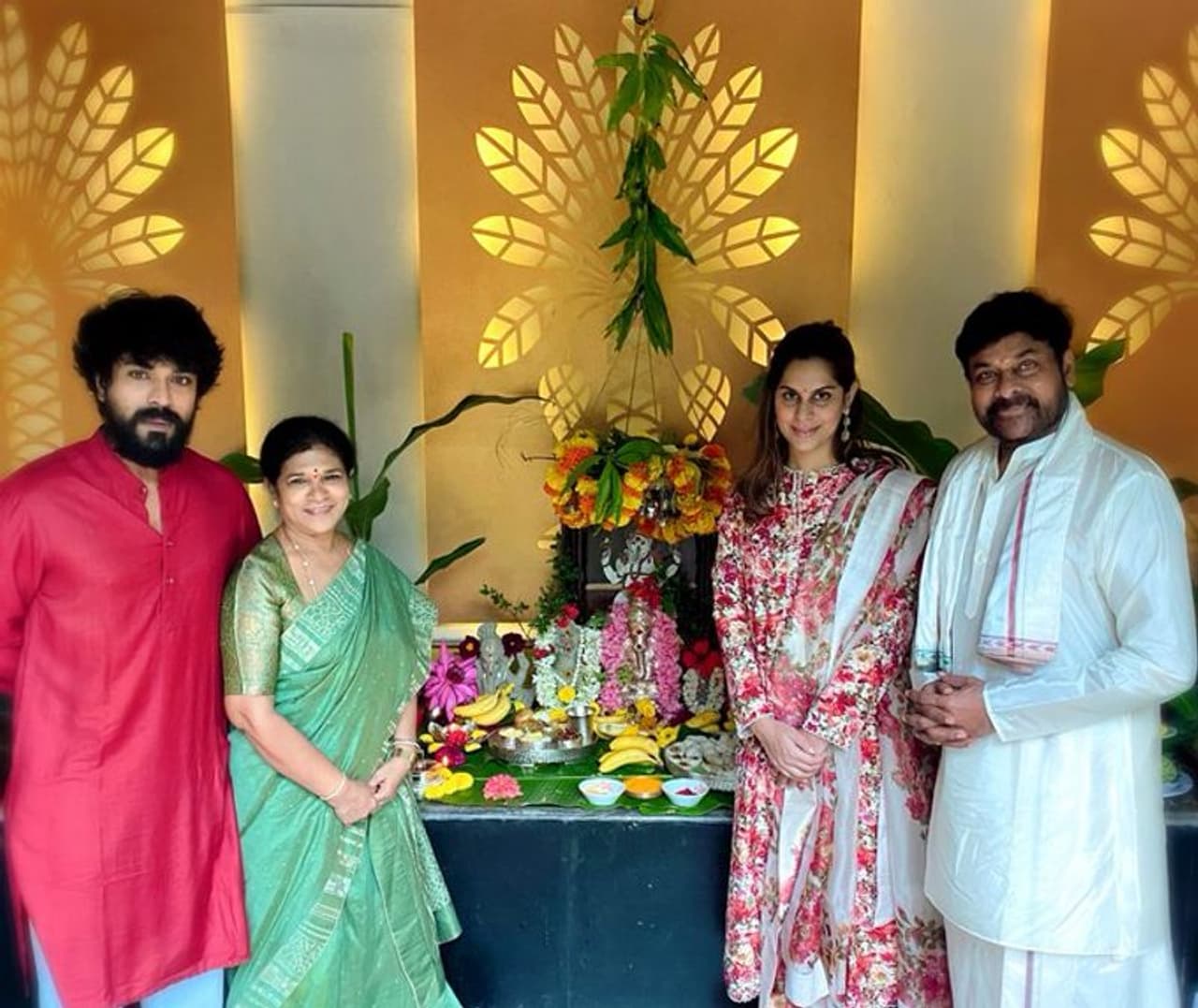 <p>குடும்பத்துடன் விநாயகரை வழிபட்ட மெகா ஸ்டார் சிரஞ்சீவி</p> <p>குடும்பத்துடன் விநாயகரை வழிபட்ட மெகா ஸ்டார் சிரஞ்சீவி</p>