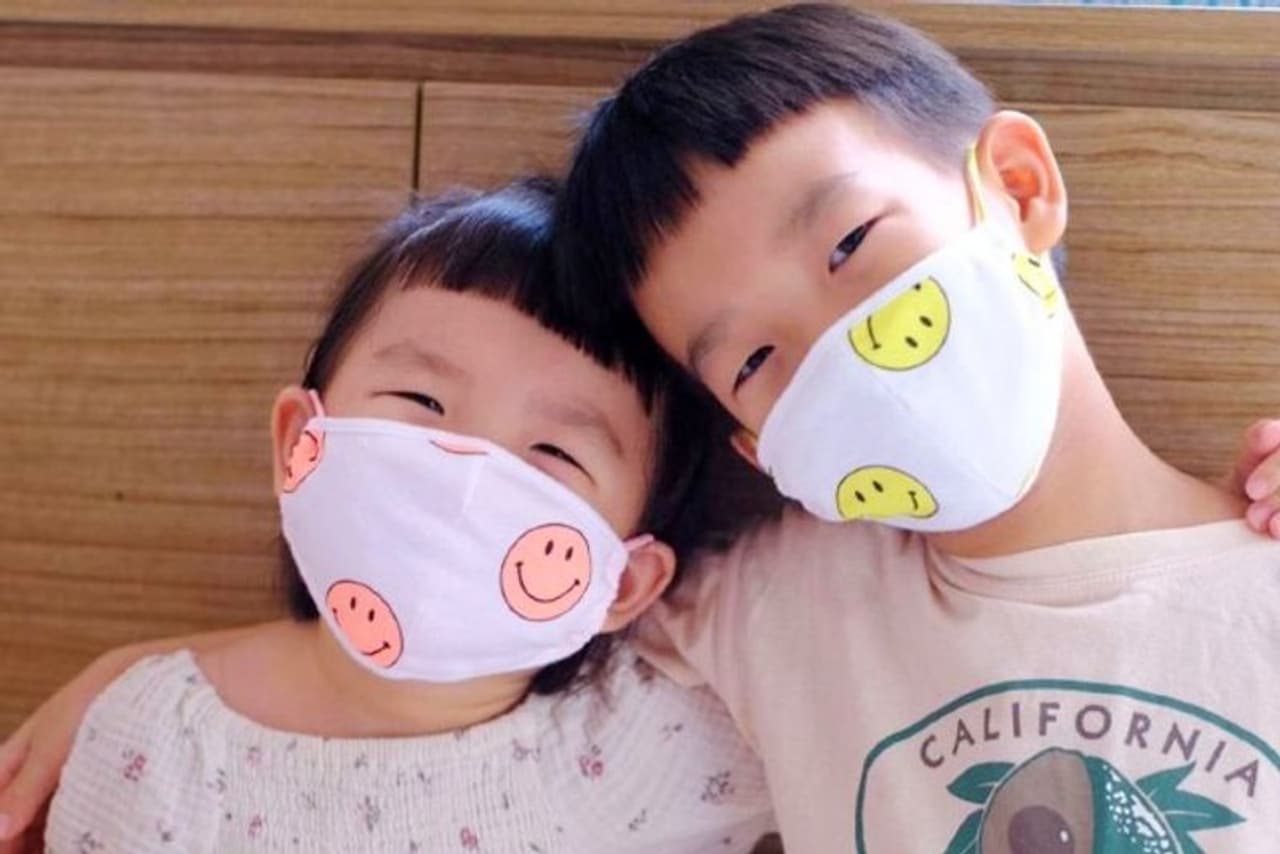 <p>കൊവിഡ് പകരാൻ മുതിര്‍ന്നവരിലുള്ള അതേ സാധ്യതയാണ് ഈ പ്രായക്കാരിലുള്ളത്. അതിനാൽ ഒരു മീറ്റര്‍ സാമൂഹിക അകലവും പാലിക്കണമെന്നും ഡബ്ല്യൂഎച്ച്ഒ വ്യക്തമാക്കി.</p>