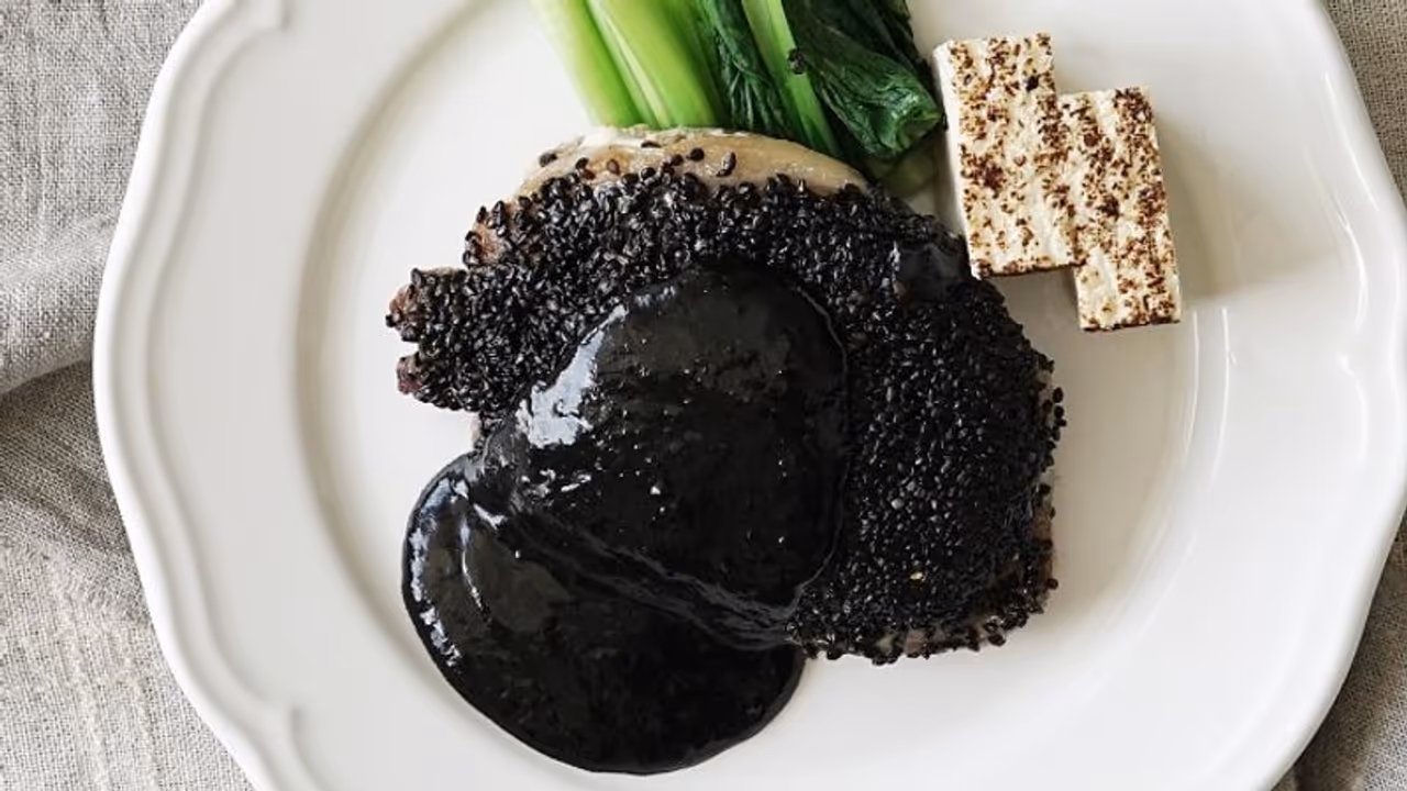 <p>ಈ ಆಹಾರ ಪಾನೀಯಗಳೆಲ್ಲವೂ ಕಪ್ಪೇ. ಆದರೆ ಇವು ನಿಮ್ಮನ್ನು ಬಿಳುಪಾಗಿಸುವ ಶಕ್ತಿ ಹೊಂದಿವೆ. &nbsp;ತ್ವಚೆ ಹೊಳೆಯುವಂತಾಗಬೇಕಾದರೆ ಇವೆಲ್ಲ ನಿಮ್ಮ ಫುಡ್ ಲಿಸ್ಟ್ ನಲ್ಲಿ ಇರಲಿ. ತ್ವಚೆಗೆ ಹೊಳಪು ಬರುತ್ತದೆ...</p>