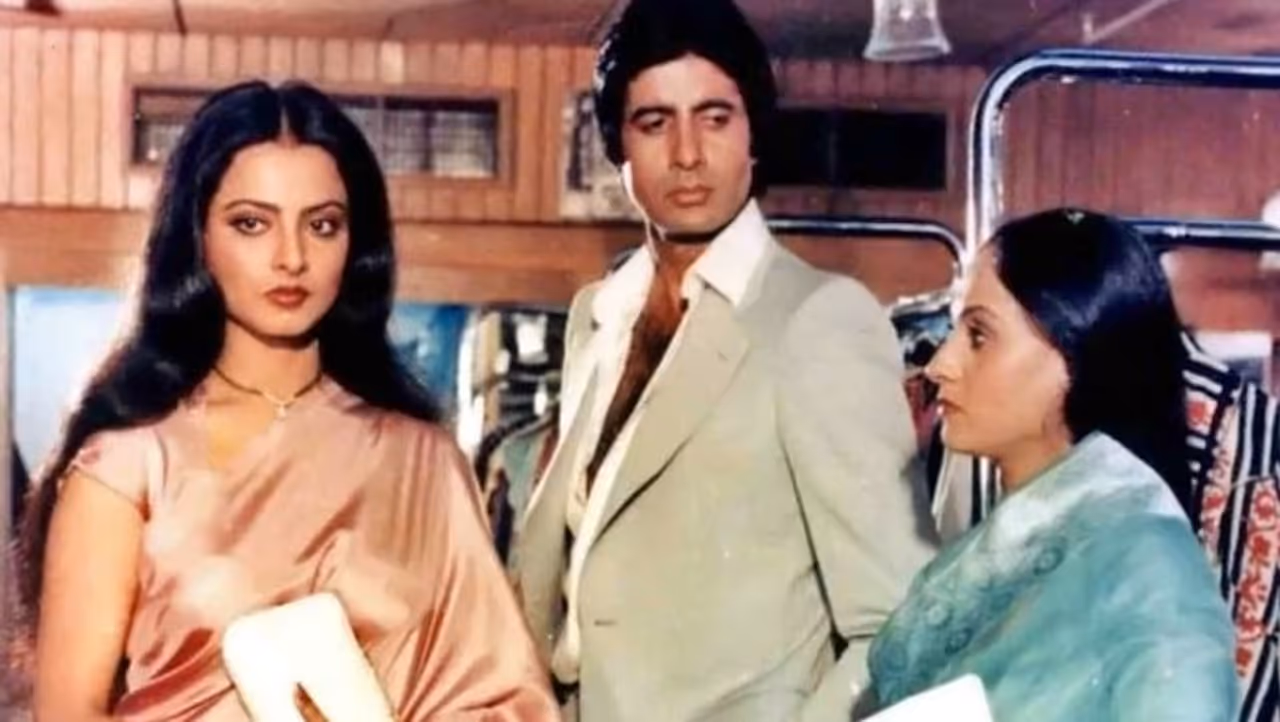 <p>ಅಮಿತಾಬ್ ಬಚ್ಚನ್, ರೇಖಾ ಮತ್ತು ಜಯಾ ಬಚ್ಚನ್ರ ಲವ್ ತ್ರಿಕೋನ ಪ್ರೇಮಕಥೆ ಬಾಲಿವುಡ್ನ ಮುಖ್ಯ ಸುದ್ದಿಗಳಲ್ಲೊಂದಾಗಿ ಸದಾ ಚರ್ಚೆಯಲ್ಲಿರುತ್ತದೆ.</p> <p>ಅಮಿತಾಬ್ ಬಚ್ಚನ್, ರೇಖಾ ಮತ್ತು ಜಯಾ ಬಚ್ಚನ್ರ ಲವ್ ತ್ರಿಕೋನ ಪ್ರೇಮಕಥೆ ಬಾಲಿವುಡ್ನ ಮುಖ್ಯ ಸುದ್ದಿಗಳಲ್ಲೊಂದಾಗಿ ಸದಾ ಚರ್ಚೆಯಲ್ಲಿರುತ್ತದೆ.</p>