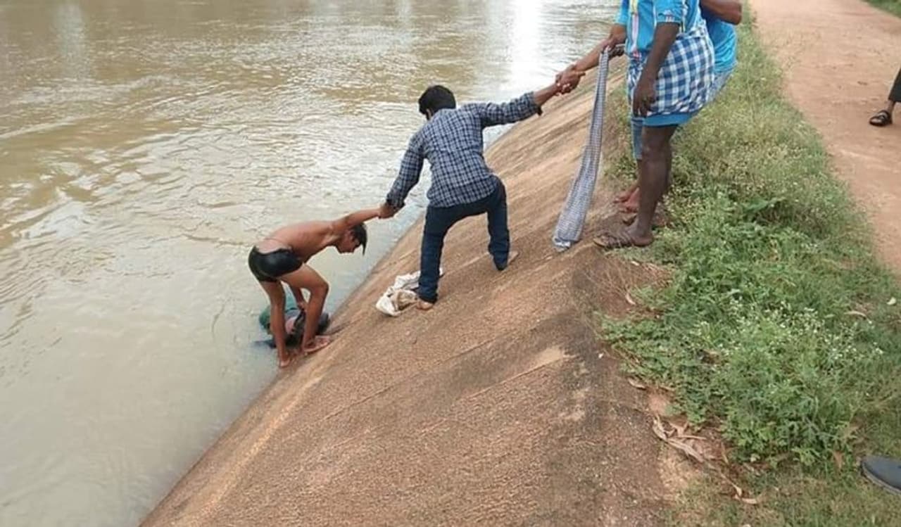 <p>ಹೊಸಪೇಟೆಯಲ್ಲೊಂದು ಸಿನಿಮೀಯ ಸ್ಟೈಲ್ನಲ್ಲಿ ನಡೆದ ಘಟನೆ</p> <p>ಹೊಸಪೇಟೆಯಲ್ಲೊಂದು ಸಿನಿಮೀಯ ಸ್ಟೈಲ್ನಲ್ಲಿ ನಡೆದ ಘಟನೆ</p>
