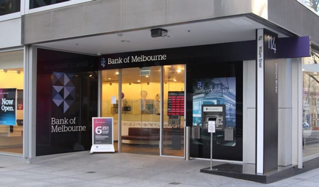 <p>ಮೆಲ್ಬರ್ನ್ನ ವೆಸ್ಟ್ಪ್ಯಾಕ್ನ ಬ್ಯಾಂಕ್ ಒಂದರಲ್ಲಿ ಕಾರ್ಯ ನಿರ್ವಹಿಸುತ್ತಿದ್ದ ಮ್ಯಾನೇಜರ್ ವಿರುದ್ಧ ಒಟ್ಟು 31 ಕೋಟಿ 47 ಲಕ್ಷ ಲಪಟಾಯಿಸಿದ ಆರೋಪ ಕೇಳಿ ಬಂದಿದೆ. ಈತ ಈ ಅಕ್ರಮವನ್ನು 2015 ನಿಂದ ಏಪ್ರಿಲ್ 2019ರವರೆಗೆ ನಡೆಸಿದ್ದಾನೆ.</p> <p>ಮೆಲ್ಬರ್ನ್ನ ವೆಸ್ಟ್ಪ್ಯಾಕ್ನ ಬ್ಯಾಂಕ್ ಒಂದರಲ್ಲಿ ಕಾರ್ಯ ನಿರ್ವಹಿಸುತ್ತಿದ್ದ ಮ್ಯಾನೇಜರ್ ವಿರುದ್ಧ ಒಟ್ಟು 31 ಕೋಟಿ 47 ಲಕ್ಷ ಲಪಟಾಯಿಸಿದ ಆರೋಪ ಕೇಳಿ ಬಂದಿದೆ. ಈತ ಈ ಅಕ್ರಮವನ್ನು 2015 ನಿಂದ ಏಪ್ರಿಲ್ 2019ರವರೆಗೆ ನಡೆಸಿದ್ದಾನೆ.</p>