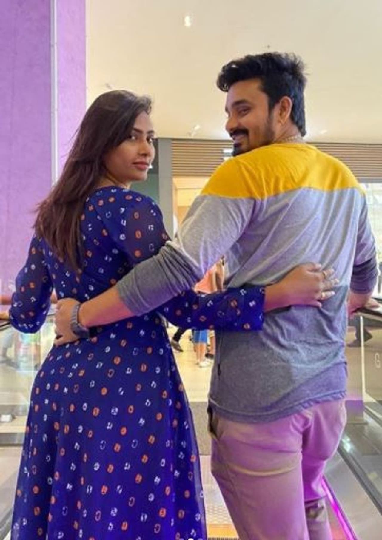 <p>‘வம்சம்' படத்தின் மூலம் காமெடி நடிகையாக அறிமுகமானவர் நடிகை நந்தினி. இந்த படத்தை தொடர்ந்து, 'கேடி பில்லா கில்லாடி ரங்கா' , போன்ற சில தமிழ் படங்களில் நடித்தாலும் இவரால் காமெடி நடிகையாக ஜொலிக்க முடியவில்லை.இதனால் வெள்ளித்திரையில் இருந்து விலகி, சின்னத்திரையில் காலடி எடுத்து வைத்தார்.</p> <p>‘வம்சம்' படத்தின் மூலம் காமெடி நடிகையாக அறிமுகமானவர் நடிகை நந்தினி. இந்த படத்தை தொடர்ந்து, 'கேடி பில்லா கில்லாடி ரங்கா' , போன்ற சில தமிழ் படங்களில் நடித்தாலும் இவரால் காமெடி நடிகையாக ஜொலிக்க முடியவில்லை.இதனால் வெள்ளித்திரையில் இருந்து விலகி, சின்னத்திரையில் காலடி எடுத்து வைத்தார்.</p>