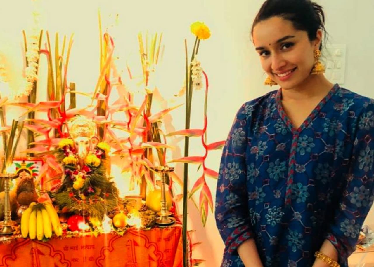 <p>ನಟಿ ಶ್ರದ್ಧಾ ಕಪೂರ್ ಸರಳವಾಗಿ ಫ್ಯಾಮಿಲಿ ಜೊತೆ ಹಬ್ಬ ಆಚರಿಸಿದ್ದಾರೆ. ನೀಲಿ ಬಣ್ಣದ ಕುರ್ತಾ ಮತ್ತು ಗ್ರ್ಯಾಂಡ್ ಜ್ಯುವೆಲ್ಲರಿಯಲ್ಲಿ ಕ್ಯೂಟ್ ಆಗಿ ಕಂಡಿದ್ದಾರೆ ಶ್ರದ್ಧಾ</p> <p>ನಟಿ ಶ್ರದ್ಧಾ ಕಪೂರ್ ಸರಳವಾಗಿ ಫ್ಯಾಮಿಲಿ ಜೊತೆ ಹಬ್ಬ ಆಚರಿಸಿದ್ದಾರೆ. ನೀಲಿ ಬಣ್ಣದ ಕುರ್ತಾ ಮತ್ತು ಗ್ರ್ಯಾಂಡ್ ಜ್ಯುವೆಲ್ಲರಿಯಲ್ಲಿ ಕ್ಯೂಟ್ ಆಗಿ ಕಂಡಿದ್ದಾರೆ ಶ್ರದ್ಧಾ</p>