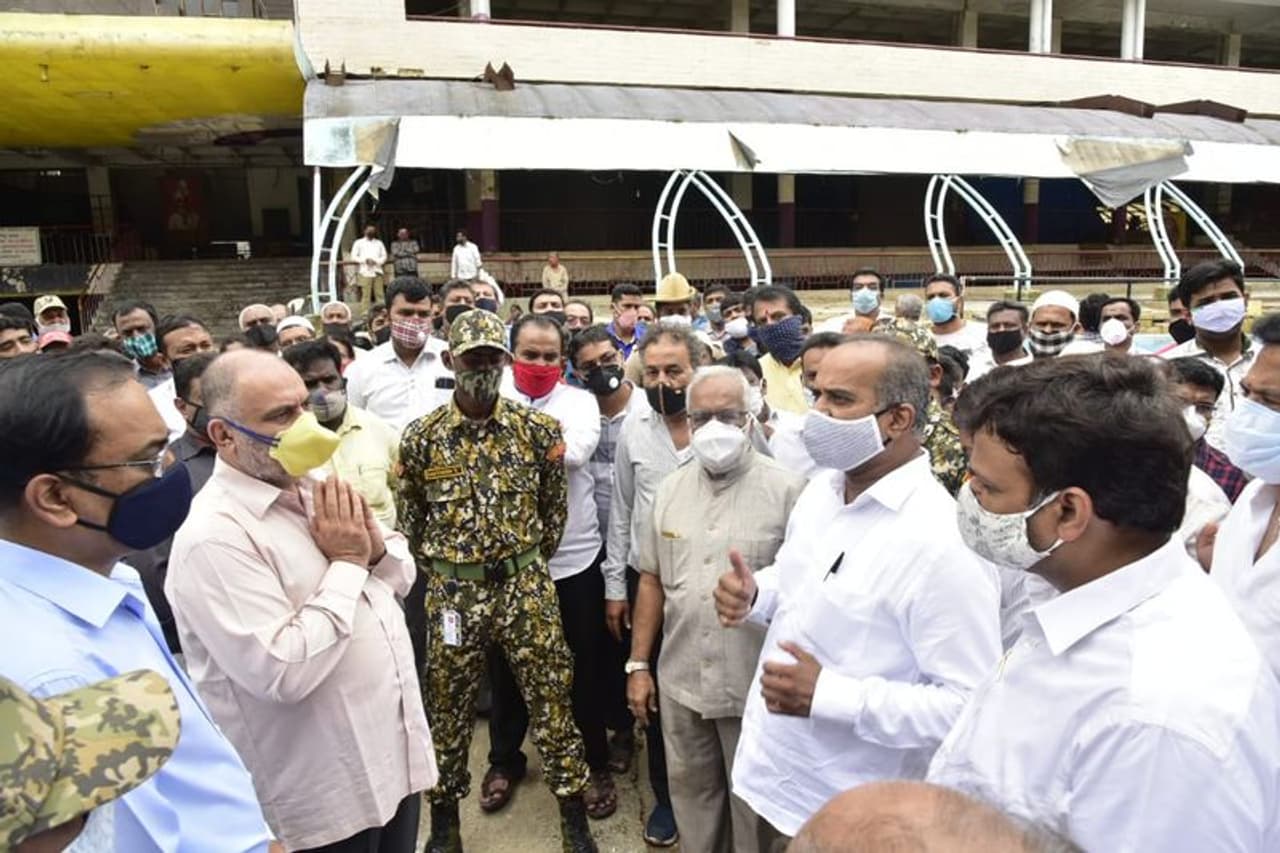 <p>ಭಾನುವಾರ ಕೆ.ಆರ್.ಮಾರುಕಟ್ಟೆಗೆ ಭೇಟಿ ನೀಡಿ ಪರಿಶೀಲನೆ ನಡೆಸಿದ ಬಿಬಿಎಂಪಿ ಮೇಯರ್ ಗೌತಮ್ ಕುಮಾರ್</p> <p>ಭಾನುವಾರ ಕೆ.ಆರ್.ಮಾರುಕಟ್ಟೆಗೆ ಭೇಟಿ ನೀಡಿ ಪರಿಶೀಲನೆ ನಡೆಸಿದ ಬಿಬಿಎಂಪಿ ಮೇಯರ್ ಗೌತಮ್ ಕುಮಾರ್</p>