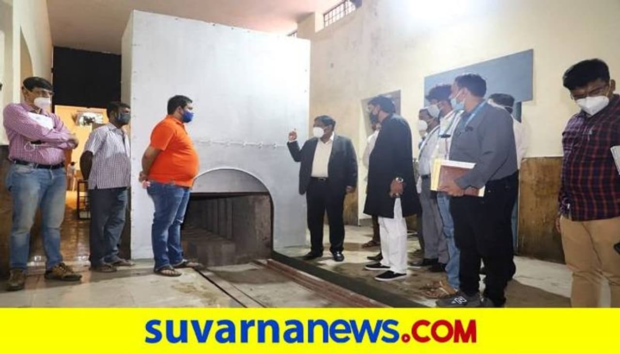 <p>ಪಾಲಿಕೆ ವ್ಯಾಪ್ತಿಯ ಪಾದರಾಯನಪುರ, ಹೆಬ್ಬಾಳ ಹಾಗೂ ಮೇಡಿ ಅಗ್ರಹಾರ ವಿದ್ಯುತ್‌ ಚಿತಾಗಾರಗಳಿಗೆ ಭಾನುವಾರ ಭೇಟಿ ನೀಡಿ ತಪಾಸಣೆ ಮಾಡಿ ಬಳಿಕ ಸುದ್ದಿಗಾರರೊಂದಿಗೆ ಮಾತನಾಡಿದ ಅವರು, ಬಿಬಿಎಂಪಿ ವ್ಯಾಪ್ತಿಯಲ್ಲಿ ಪ್ರತಿ ದಿನ ಸರಾಸರಿ 30 ಕೊರೋನಾ ಸೋಂಕಿತರ ಮೃತದೇಹಗಳು ಹಾಗೂ 60 ಕೊರೋನೇತರ ಮೃತದೇಹಗಳು ವಿದ್ಯುತ್‌ ಚಿತಾಗಾರಗಳಿಗೆ ಬರುತ್ತಿವೆ. ಪಾಲಿಕೆ ವ್ಯಾಪ್ತಿಯಲ್ಲಿ ಒಟ್ಟು 12 ವಿದ್ಯುತ್‌ ಚಿತಾಗಾರಗಳಿವೆ. ಈ ಪೈಕಿ ಪಾದರಾಯನಪುರ ಚಿತಾಗಾರ ದುರಸ್ತಿ ಕಾಮಗಾರಿ ಮಂದಗತಿಯಲ್ಲಿ ಸಾಗಿಸುತ್ತಿರುವ ಬಗ್ಗೆ ದೂರು ಕೇಳಿ ಬಂದ ಹಿನ್ನೆಲೆಯಲ್ಲಿ ತ್ವರಿತವಾಗಿ ಕಾಮಗಾರಿ ಪೂರ್ಣಗೊಳಿಸಿ, ಸೆ.7ಕ್ಕೆ ಸಾರ್ವಜನಿಕರ ಉಪಯೋಗಕ್ಕೆ ಮುಕ್ತಗೊಳಿಸುವಂತೆ ಗುತ್ತಿಗೆದಾರರಿಗೆ ಸೂಚಿಸಲಾಗಿದೆ ಎಂದರು.</p>