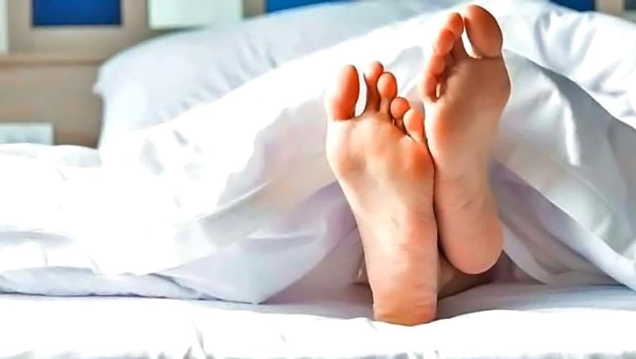 ಒಂದು ಕಾಲನ್ನು ಹೊರಗಿಟ್ಟು ಮಲಗಿದ್ರೆ ಉತ್ತಮ ನಿದ್ರೆ ಯಾಕೆ ಬರುತ್ತೆ?