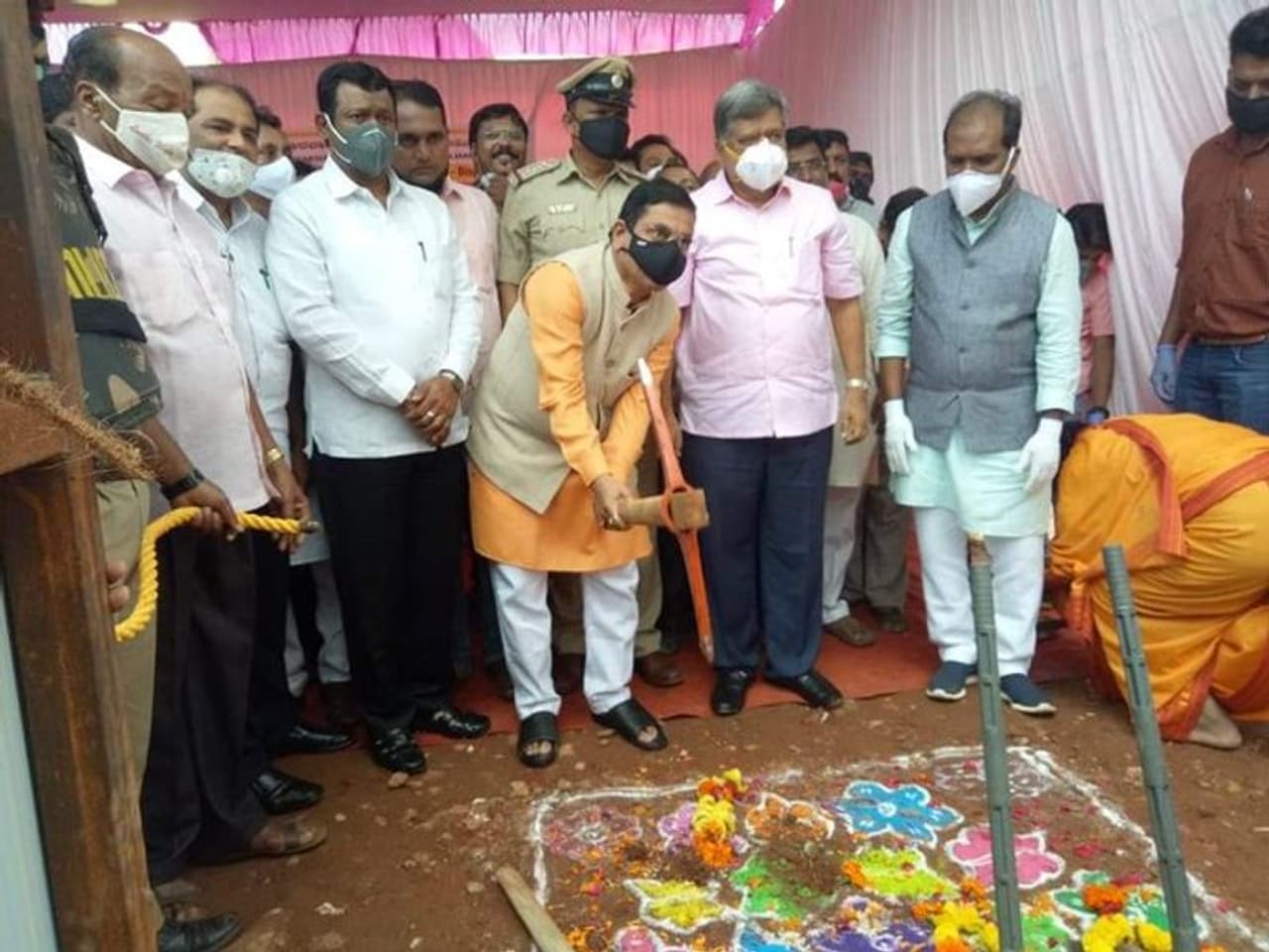 <p>ಭಾನುವಾರ ಬೆಳಗ್ಗೆ ಹುಬ್ಬಳ್ಳಿ ಧಾರವಾಡ ಸ್ಮಾರ್ಟ್ಸಿಟಿ ಯೋಜನೆಯಡಿ ಮಹಾನಗರ ಪಾಲಿಕೆ ವ್ಯಾಪ್ತಿಯ ಚಿಟಗುಪ್ಪಿ ಆಸ್ಪತ್ರೆ ನವೀಕೃತ, ನೆಹರು ಕ್ರೀಡಾಂಗಣ ಅಭಿವೃದ್ಧಿ, ರೈಲ್ವೆ ನಿಲ್ದಾಣ ಬಳಿಯ ಸ್ಮಾರ್ಟ್ರಸ್ತೆ, ಗಣೇಶ ಪೇಟೆ ಮೀನು ಮಾರುಕಟ್ಟೆ ನಿರ್ಮಾಣ ಮತ್ತು ಉಣಕಲ್ ಕೆರೆ ಅಭಿವೃದ್ಧಿ ಫೇಸ್ 1 ಕಾಮಗಾರಿಗೆ ಚಾಲನೆ ನೀಡಿದ ಪ್ರಹ್ಲಾದ ಜೋಶಿ</p> <p>ಭಾನುವಾರ ಬೆಳಗ್ಗೆ ಹುಬ್ಬಳ್ಳಿ ಧಾರವಾಡ ಸ್ಮಾರ್ಟ್ಸಿಟಿ ಯೋಜನೆಯಡಿ ಮಹಾನಗರ ಪಾಲಿಕೆ ವ್ಯಾಪ್ತಿಯ ಚಿಟಗುಪ್ಪಿ ಆಸ್ಪತ್ರೆ ನವೀಕೃತ, ನೆಹರು ಕ್ರೀಡಾಂಗಣ ಅಭಿವೃದ್ಧಿ, ರೈಲ್ವೆ ನಿಲ್ದಾಣ ಬಳಿಯ ಸ್ಮಾರ್ಟ್ರಸ್ತೆ, ಗಣೇಶ ಪೇಟೆ ಮೀನು ಮಾರುಕಟ್ಟೆ ನಿರ್ಮಾಣ ಮತ್ತು ಉಣಕಲ್ ಕೆರೆ ಅಭಿವೃದ್ಧಿ ಫೇಸ್ 1 ಕಾಮಗಾರಿಗೆ ಚಾಲನೆ ನೀಡಿದ ಪ್ರಹ್ಲಾದ ಜೋಶಿ</p>