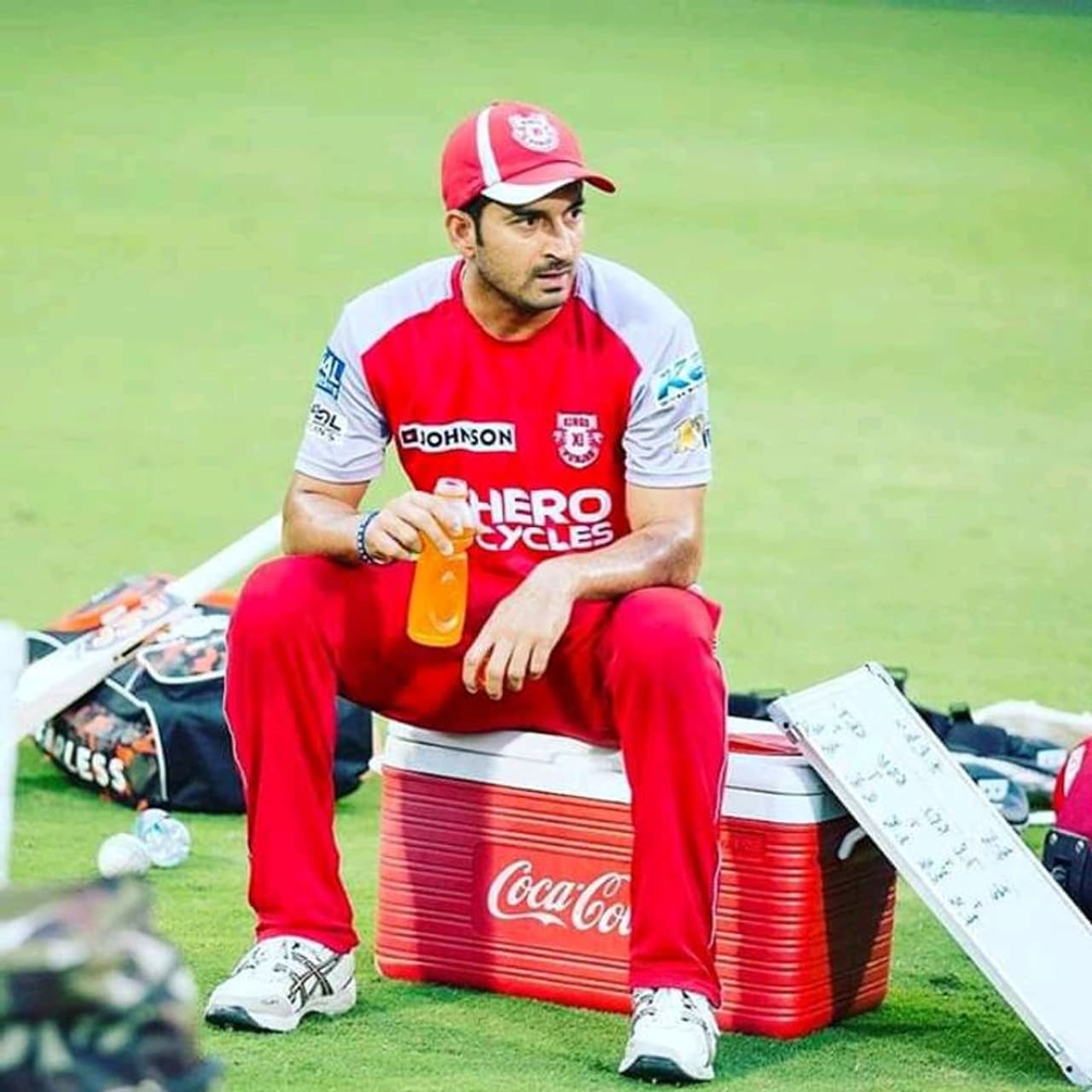 <p><strong>മോഹിത് ശര്മ</strong></p><p><br />2014 സീസണില് 23 വിക്കറ്റാണ് മോഹിത് വീഴ്ത്തിയത്. ചന്നൈ സൂപ്പര് കിങ്സ് താരമായിരുന്ന മോഹിത്തിന് തന്നെയായിരുന്നു പര്പ്പിള് ക്യാപ്. ഇത്തവണ ഡല്ഹി കാപിറ്റല്സിന്റെ താരമാണ് മോഹിത്. യുഎഇയില് അഞ്ച് മത്സരത്തില് നിന്ന് 8 വിക്കറ്റാണ് താരം പിഴുതത്. 6.69 ആയിരുന്നു ഇക്കോണമി റേറ്റ്. 14 റണ്സ് വഴങ്ങി നാല് വിക്കറ്റ് വീഴ്ത്തിയതായിരുന്നു മികച്ച ബൗളിങ് പ്രകടനം.</p> <p><strong>മോഹിത് ശര്മ</strong></p><p><br />2014 സീസണില് 23 വിക്കറ്റാണ് മോഹിത് വീഴ്ത്തിയത്. ചന്നൈ സൂപ്പര് കിങ്സ് താരമായിരുന്ന മോഹിത്തിന് തന്നെയായിരുന്നു പര്പ്പിള് ക്യാപ്. ഇത്തവണ ഡല്ഹി കാപിറ്റല്സിന്റെ താരമാണ് മോഹിത്. യുഎഇയില് അഞ്ച് മത്സരത്തില് നിന്ന് 8 വിക്കറ്റാണ് താരം പിഴുതത്. 6.69 ആയിരുന്നു ഇക്കോണമി റേറ്റ്. 14 റണ്സ് വഴങ്ങി നാല് വിക്കറ്റ് വീഴ്ത്തിയതായിരുന്നു മികച്ച ബൗളിങ് പ്രകടനം.</p>