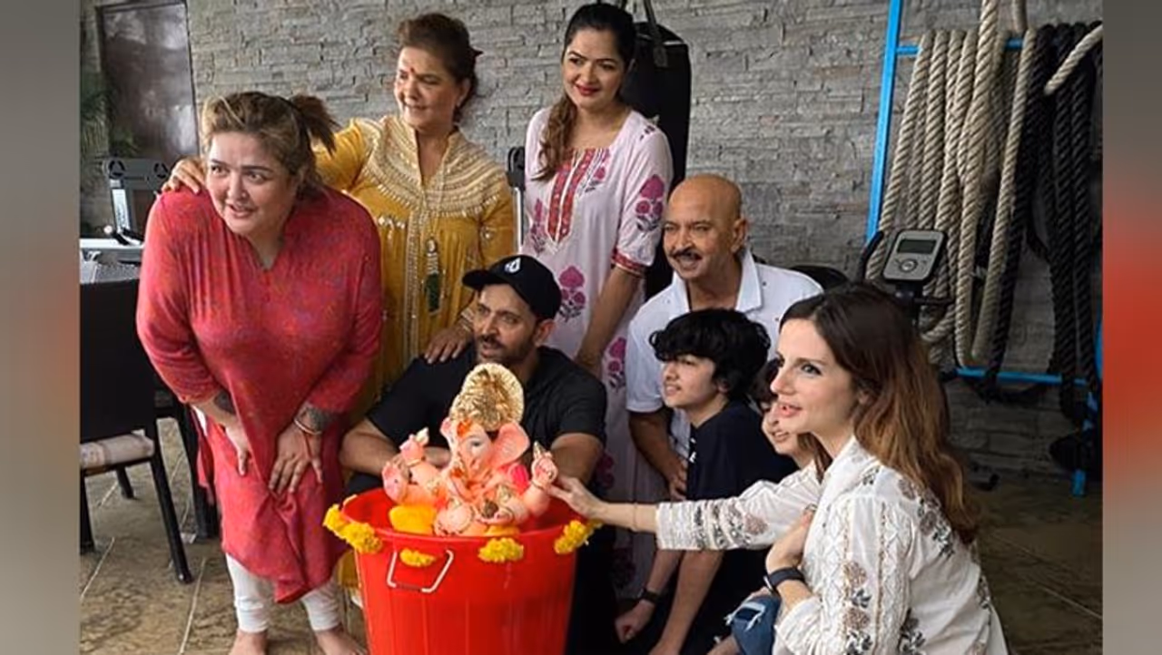 <p>ಹೃತಿಕ್ ರೋಷನ್ ಇತ್ತೀಚೆಗೆ ಗಣೇಶ ಚತುರ್ಥಿಯನ್ನು ತಮ್ಮ ಕುಟುಂಬದೊಂದಿಗೆ ಆಚರಿಸುತ್ತಿದ್ದರು. ಗಣಪತಿ &nbsp;ವಿಗ್ರಹವನ್ನು ತಮ್ಮ ಮನೆಯಲ್ಲಿ ಒಂದೂವರೆ ದಿನ ಇಟ್ಟುಕೊಂಡು ನಂತರ ವಿಸರ್ಜನೆ ಮಾಡಿದರು. &nbsp;ಹೃತಿಕ್ &nbsp; ತಾಯಿ ಪಿಂಕಿ ರೋಶನ್ ತಮ್ಮ ಇನ್ಸ್ಟಾಗ್ರಾಮ್ ಪೇಜ್‌ನಲ್ಲಿ &nbsp;ಈ ಸಂಧರ್ಭದ ಪೋಟೋ ಹಂಚಿಕೊಂಡಿದ್ದಾರೆ. &nbsp;&nbsp;</p>