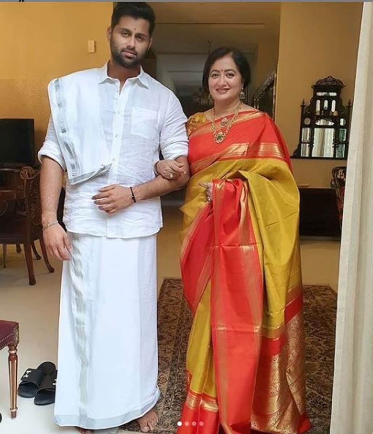 <p>ಸೋಷಿಯಲ್‌ ಮೀಡಿಯಾದಲ್ಲಿ ಸಂಸದೆ ಸುಮಲತಾ ಅಂಬರೀಶ್ ಶೇರ್ ಮಾಡಿದ ಫೋಟೋ ಫುಲ್ ವೈರಲ್.</p>