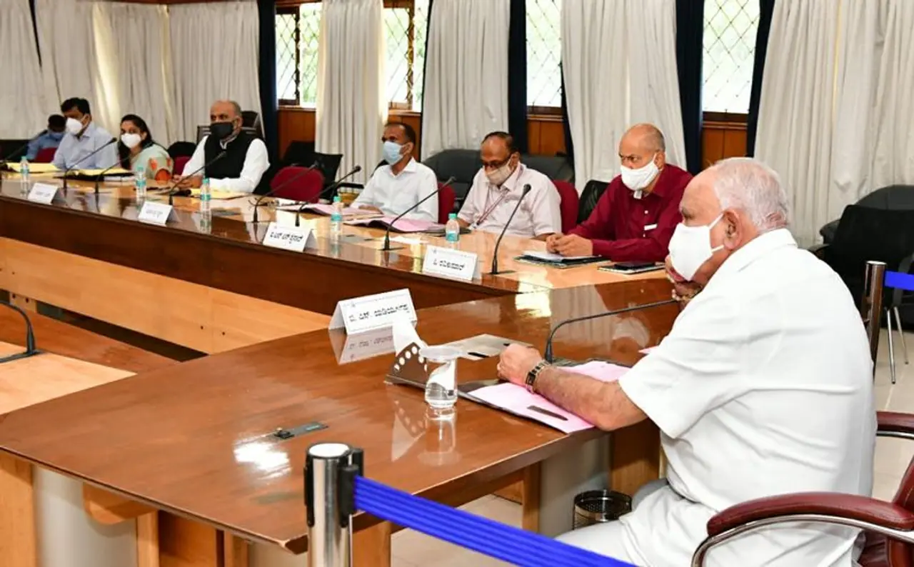 <p>ಗೃಹ ಕಚೇರಿ ಕೃಷ್ಣಾದಲ್ಲಿ ಹಿರಿಯ ಅಧಿಕಾರಿಗಳ ಸಭೆ ನಡೆಸಿದ ಸಿಎಂ ಬಿ.ಎಸ್.ಯಡಿಯೂರಪ್ಪ </p> <p>ಗೃಹ ಕಚೇರಿ ಕೃಷ್ಣಾದಲ್ಲಿ ಹಿರಿಯ ಅಧಿಕಾರಿಗಳ ಸಭೆ ನಡೆಸಿದ ಸಿಎಂ ಬಿ.ಎಸ್.ಯಡಿಯೂರಪ್ಪ </p>