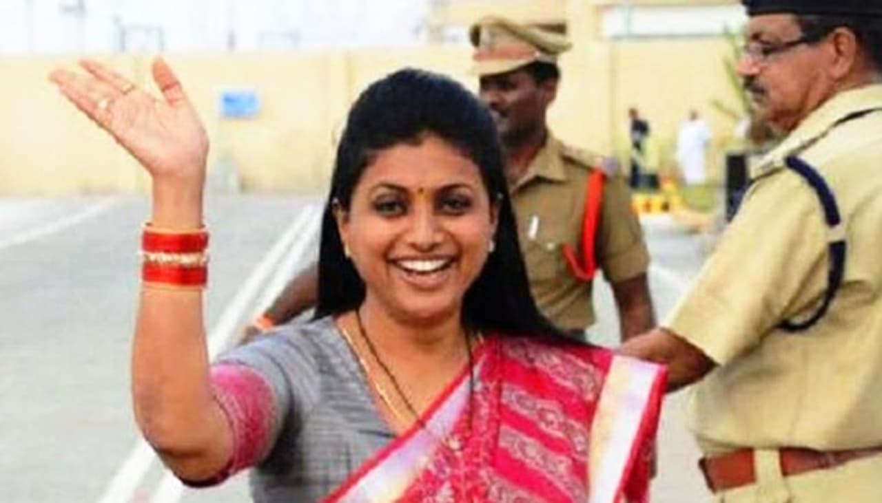 <p>: ఏపీ రాజకీయాల్లో ఫైర్ బ్రాండ్ గా పేరొందిన ఏపీఐఐసీ ఛైర్ పర్సన్ రోజాకు తలనొప్పి నెలకొంది. నగరి నియోజకవర్గంలోని తన వ్యతిరేక వర్గీయులకు కార్పోరేషన్ పదవి దక్కడం ప్రస్తుతం కలకలం రేపుతోంది. నగరి మాజీ మున్సిపల్ ఛైర్మెన్ కేజే కుమార్ కు ఈడిగ కార్పోరేషన్ పదవి దక్కడం చిత్తూరు రాజకీయాల్లో చర్చకు దారి తీసింది.</p>