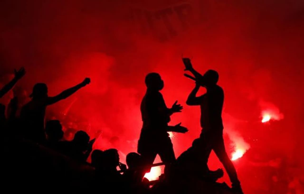 <p>മഹാമാരിയുടെ പിടിയിലമര്ന്ന പാരിസ് നഗരം കൊവിഡ് 19 വൈറസ് വ്യാപനം തടയാനായിയുള്ള മുന്കരുതലിലായിരുന്നു. അതുകൊണ്ട് തന്നെ ഇളവുകളുണ്ടെങ്കിലും മാസ്ക് ധരിക്കുകയും സാമൂഹിക അകലവും പാലിക്കലും നിര്ബന്ധമായിരുന്നു. </p> <p>മഹാമാരിയുടെ പിടിയിലമര്ന്ന പാരിസ് നഗരം കൊവിഡ് 19 വൈറസ് വ്യാപനം തടയാനായിയുള്ള മുന്കരുതലിലായിരുന്നു. അതുകൊണ്ട് തന്നെ ഇളവുകളുണ്ടെങ്കിലും മാസ്ക് ധരിക്കുകയും സാമൂഹിക അകലവും പാലിക്കലും നിര്ബന്ധമായിരുന്നു. </p>