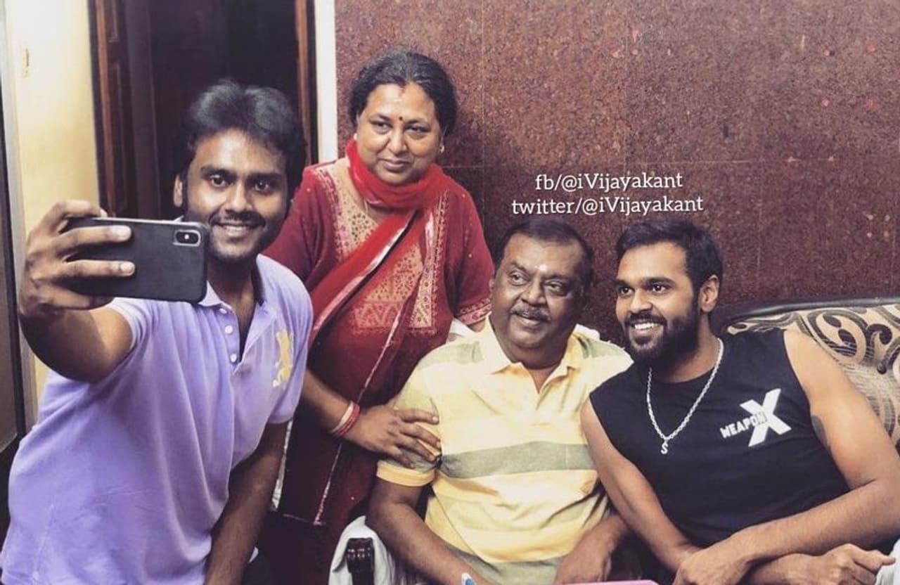 <p>கேப்டன் விஜயகாந்த் இளைய மகன் சண்முகபாண்டியன் ’சகாப்தம்’ மற்றும் ’மதுரைவீரன்’ ஆகிய இரண்டு திரைப்படங்களில் நடித்து, கோலிவுட் திரையுலகில் நடிகராக தனக்கான அடையாளத்தை பதித்து விட்டார்.</p> <p>கேப்டன் விஜயகாந்த் இளைய மகன் சண்முகபாண்டியன் ’சகாப்தம்’ மற்றும் ’மதுரைவீரன்’ ஆகிய இரண்டு திரைப்படங்களில் நடித்து, கோலிவுட் திரையுலகில் நடிகராக தனக்கான அடையாளத்தை பதித்து விட்டார்.</p>