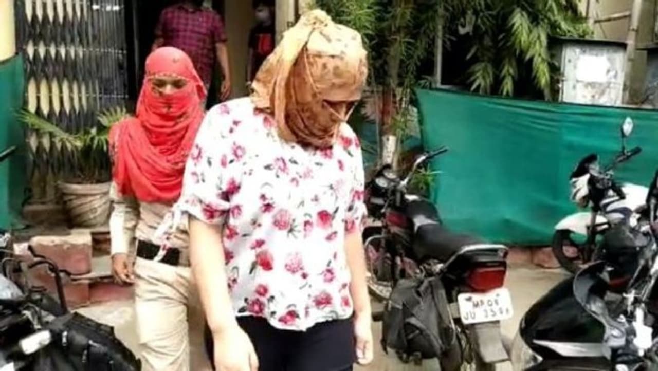 <p>ಈ ಶಾಕಿಂಗ್ ಘಟನೆ ನಡೆದಿದ್ದು ಅಲ್ವರ್ ನಗರದಲ್ಲಿ. ಪೊಲೀಸರು ತಮಗೆ ಸಿಕ್ಕ ಮಾಹಿತಿ ಮೇರೆಗೆ ಸೆಕ್ಸ್ ರಾಕೆಟ್ ಒಂದರ ಮೇಲೆ ದಾಳಿ ನಡೆಸಿ ಆರೋಪಿಗಳನ್ನು ವಶಕ್ಕೆ ಪಡೆದಿದ್ದಾರೆ. ಇಲ್ಲಿ ಓರ್ವ ಯುವಕ ಹಾಗೂ ಇಬ್ಬರು ಯುವತಿಯರು ರೆಡ್ ಹ್ಯಾಂಡ್ ಆಗಿ ಸಿಕ್ಕಾಕೊಂಡಿದ್ದಾರೆ. </p> <p>ಈ ಶಾಕಿಂಗ್ ಘಟನೆ ನಡೆದಿದ್ದು ಅಲ್ವರ್ ನಗರದಲ್ಲಿ. ಪೊಲೀಸರು ತಮಗೆ ಸಿಕ್ಕ ಮಾಹಿತಿ ಮೇರೆಗೆ ಸೆಕ್ಸ್ ರಾಕೆಟ್ ಒಂದರ ಮೇಲೆ ದಾಳಿ ನಡೆಸಿ ಆರೋಪಿಗಳನ್ನು ವಶಕ್ಕೆ ಪಡೆದಿದ್ದಾರೆ. ಇಲ್ಲಿ ಓರ್ವ ಯುವಕ ಹಾಗೂ ಇಬ್ಬರು ಯುವತಿಯರು ರೆಡ್ ಹ್ಯಾಂಡ್ ಆಗಿ ಸಿಕ್ಕಾಕೊಂಡಿದ್ದಾರೆ. </p>