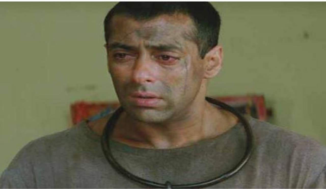 <p><strong>ಸಲ್ಮಾನ್ ಖಾನ್:</strong> ತೇರೇ ನಾಮ್ ಸಿನಿಮಾಗಾಗಿ ಬಾಲಿವುಡ್ ನಟ ಸಲ್ಮಾನ್ ಖಾನ್ ತಲೆ ಬಾಲ್ಡ್ ಮಾಡಿಕೊಂಡಿದ್ದರು. ಮಾನಸಿಕ ಚಿಕಿತ್ಸಾ ಕೇಂದ್ರದ ರೋಗಿಯಂತೆ ಸಲ್ಮಾನ್ ಈ ಸಿನಿಮಾದಲ್ಲಿ ಕಾಣಿಸಿಕೊಳ್ಳಬೇಕಿತ್ತು.</p> <p><strong>ಸಲ್ಮಾನ್ ಖಾನ್:</strong> ತೇರೇ ನಾಮ್ ಸಿನಿಮಾಗಾಗಿ ಬಾಲಿವುಡ್ ನಟ ಸಲ್ಮಾನ್ ಖಾನ್ ತಲೆ ಬಾಲ್ಡ್ ಮಾಡಿಕೊಂಡಿದ್ದರು. ಮಾನಸಿಕ ಚಿಕಿತ್ಸಾ ಕೇಂದ್ರದ ರೋಗಿಯಂತೆ ಸಲ್ಮಾನ್ ಈ ಸಿನಿಮಾದಲ್ಲಿ ಕಾಣಿಸಿಕೊಳ್ಳಬೇಕಿತ್ತು.</p>