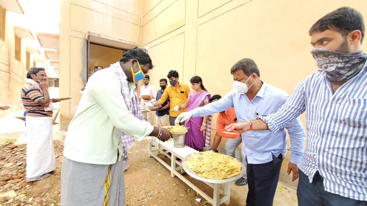 <p>ರೇಣುಕಾಚಾರ್ಯ ಕುಟುಂಬದ ಹಾಗೂ ಆಪ್ತರ ಜೊತೆ ಸೇರಿ ಕೋವಿಡ್ ಕೇರ್ ಸೆಂಟರ್ ನಲ್ಲಿ ಇರುವವರಿಗೆ ಹೋಳಿಗೆ ಊಟ ನೀಡಿದ್ದಾರೆ.</p> <p>ರೇಣುಕಾಚಾರ್ಯ ಕುಟುಂಬದ ಹಾಗೂ ಆಪ್ತರ ಜೊತೆ ಸೇರಿ ಕೋವಿಡ್ ಕೇರ್ ಸೆಂಟರ್ ನಲ್ಲಿ ಇರುವವರಿಗೆ ಹೋಳಿಗೆ ಊಟ ನೀಡಿದ್ದಾರೆ.</p>