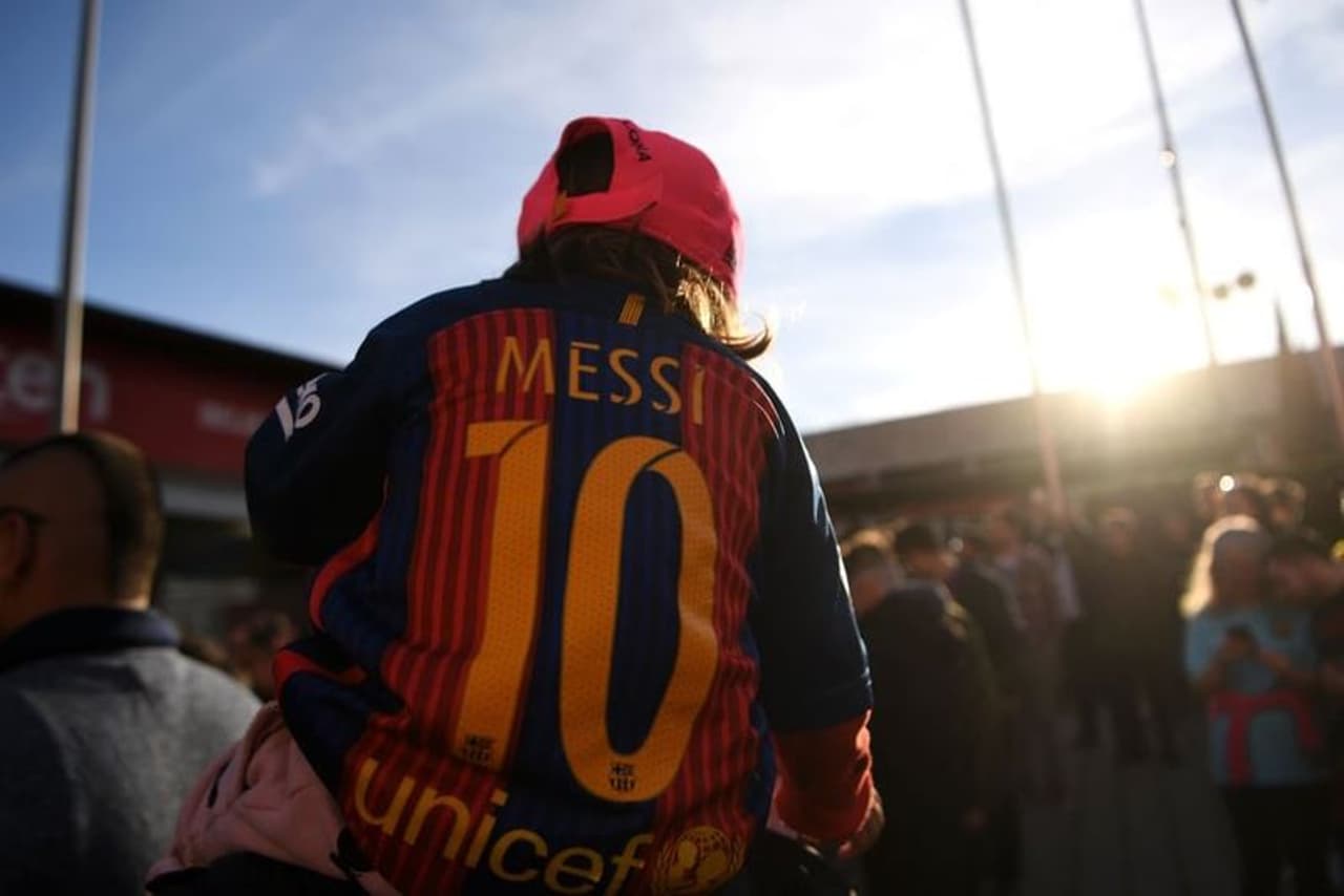 <p>കഴിഞ്ഞ ദിവസമാണ് മെസി ബാഴ്സ ആരാധകരെ ഞെട്ടിപ്പിക്കുന്ന തീരുമാനമെടുത്തത്. ക്ലബില് തുടരാന് താല്പര്യമില്ലെന്നും റിലീസ് ക്ലോസ് നീട്ടി തരണമെന്നും മെസി ക്ലബിനോട് ആവശ്യപ്പെടുകയായിരുന്നു. ഇക്കാര്യം ബാഴ്സലോണ പുറത്തുവിടുകയും ചെയ്തു.</p> <p>കഴിഞ്ഞ ദിവസമാണ് മെസി ബാഴ്സ ആരാധകരെ ഞെട്ടിപ്പിക്കുന്ന തീരുമാനമെടുത്തത്. ക്ലബില് തുടരാന് താല്പര്യമില്ലെന്നും റിലീസ് ക്ലോസ് നീട്ടി തരണമെന്നും മെസി ക്ലബിനോട് ആവശ്യപ്പെടുകയായിരുന്നു. ഇക്കാര്യം ബാഴ്സലോണ പുറത്തുവിടുകയും ചെയ്തു.</p>