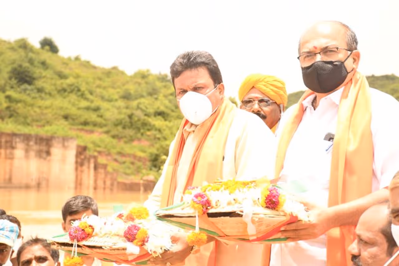 <p>ಮಂಗಳವಾರ ಐತಿಹಾಸಿಕ ಪ್ರಸಿದ್ಧ ರಟ್ಟಿಹಳ್ಳಿ ಹಿರೇಕೆರೂರಿನ ವ್ಯಾಪ್ತಿಯ ಮದಗಮಾಸೂರು ಕೆರೆ (ಕೆಂಚಮ್ಮನ ಕೆರೆ)ಗೆ ರಾಜ್ಯ ಉಗ್ರಾಣ ನಿಗಮದ ಅಧ್ಯಕ್ಷ ಯು.ಬಿ. ಬಣಕಾರ ಅವರೊಂದಿಗೆ ಬಾಗಿನ ಅರ್ಪಿಸಿ ಮಾತನಾಡಿದ ಅವರು, 2018 19 ಸಾಲಿನಲ್ಲಿ ಎಡಬಲದಂಡೆಗೆ 25 ಕೋಟಿ ಅಭಿವೃದ್ಧಿಗೆ ಇಡಲಾಗಿತ್ತಾದರೂ ಕೋವಿಡ್ ಕಾರಣದಿಂದ ಹಣದ ಕೊರತೆಯಾಗಿದೆ. 5 ಕೋಟಿ ಅನುದಾನದಲ್ಲಿ ಕೆರೆಯ ಹೂಳು ತೆಗೆಯುವುದು, ಎಡ ಬಲ ದಂಡೆಗಳನ್ನು ನವೀಕರಿಸಿ ಕೆರೆಯನ್ನು ಅಭಿವೃದ್ಧಿ ಮಾಡಿ ಕ್ಷೇತ್ರದ ರೈತರು ಹಾಗೂ ಜನತೆಗೆ ಅನುಕೂಲ ಕಲ್ಪಿಸಲಾಗುವುದು ಎಂದರು.</p> <p>ಮಂಗಳವಾರ ಐತಿಹಾಸಿಕ ಪ್ರಸಿದ್ಧ ರಟ್ಟಿಹಳ್ಳಿ ಹಿರೇಕೆರೂರಿನ ವ್ಯಾಪ್ತಿಯ ಮದಗಮಾಸೂರು ಕೆರೆ (ಕೆಂಚಮ್ಮನ ಕೆರೆ)ಗೆ ರಾಜ್ಯ ಉಗ್ರಾಣ ನಿಗಮದ ಅಧ್ಯಕ್ಷ ಯು.ಬಿ. ಬಣಕಾರ ಅವರೊಂದಿಗೆ ಬಾಗಿನ ಅರ್ಪಿಸಿ ಮಾತನಾಡಿದ ಅವರು, 2018 19 ಸಾಲಿನಲ್ಲಿ ಎಡಬಲದಂಡೆಗೆ 25 ಕೋಟಿ ಅಭಿವೃದ್ಧಿಗೆ ಇಡಲಾಗಿತ್ತಾದರೂ ಕೋವಿಡ್ ಕಾರಣದಿಂದ ಹಣದ ಕೊರತೆಯಾಗಿದೆ. 5 ಕೋಟಿ ಅನುದಾನದಲ್ಲಿ ಕೆರೆಯ ಹೂಳು ತೆಗೆಯುವುದು, ಎಡ ಬಲ ದಂಡೆಗಳನ್ನು ನವೀಕರಿಸಿ ಕೆರೆಯನ್ನು ಅಭಿವೃದ್ಧಿ ಮಾಡಿ ಕ್ಷೇತ್ರದ ರೈತರು ಹಾಗೂ ಜನತೆಗೆ ಅನುಕೂಲ ಕಲ್ಪಿಸಲಾಗುವುದು ಎಂದರು.</p>