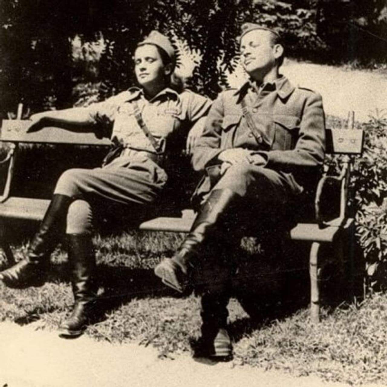 <p>ഫ്രഞ്ചയും ഭര്ത്താവും രണ്ടാം ലോക മഹായുദ്ധകാലത്തെ ഒളിപ്പോരാളികളായിരുന്നു. ആ ആശുപത്രിയുടെ പിന്നിലും ഫ്രഞ്ചയെന്ന ഒളിപ്പോരാളിയുടെ മനോധൈര്യവും കരുണയും ഒരുപോലെ പ്രവര്ത്തിച്ചു. ആശുപത്രി പണിതത് വിക്ടര് വോള്ജാക്ക് എന്നയാള് ആയിരുന്നുവെങ്കിലും ആശുപത്രി അറിയപ്പെട്ടത് മാനേജരും ഡോക്ടറുമായിരുന്ന ഫ്രഞ്ചയുടേ പേരിലായിരുന്നു എന്നത് തന്നെ അവളുടെ പ്രാധാന്യം വെളിപ്പെടുത്തുന്നതാണ്. </p> <p>ഫ്രഞ്ചയും ഭര്ത്താവും രണ്ടാം ലോക മഹായുദ്ധകാലത്തെ ഒളിപ്പോരാളികളായിരുന്നു. ആ ആശുപത്രിയുടെ പിന്നിലും ഫ്രഞ്ചയെന്ന ഒളിപ്പോരാളിയുടെ മനോധൈര്യവും കരുണയും ഒരുപോലെ പ്രവര്ത്തിച്ചു. ആശുപത്രി പണിതത് വിക്ടര് വോള്ജാക്ക് എന്നയാള് ആയിരുന്നുവെങ്കിലും ആശുപത്രി അറിയപ്പെട്ടത് മാനേജരും ഡോക്ടറുമായിരുന്ന ഫ്രഞ്ചയുടേ പേരിലായിരുന്നു എന്നത് തന്നെ അവളുടെ പ്രാധാന്യം വെളിപ്പെടുത്തുന്നതാണ്. </p>