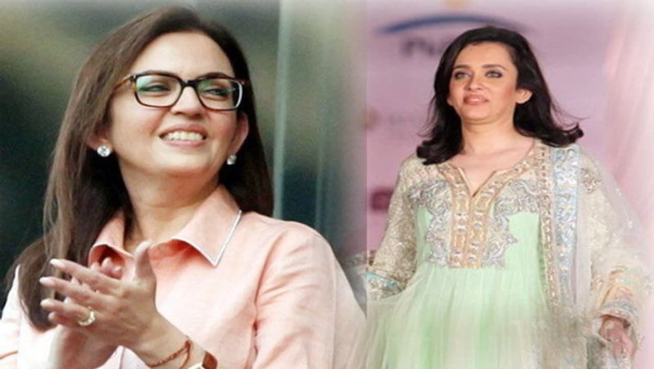 <p>ನೀತಾ ಅಂಬಾನಿ ಹಾಗೂ ಅವರ ಲೈಫ್‌ ಸ್ಟೈಲ್‌ ಬಗ್ಗೆ ಎಲ್ಲರಿಗೂ ತಿಳಿದಿದೆ. ಆದರೆ ಅವರಿಗಿಂತ ನಾಲ್ಕು ವರ್ಷ ಕಿರಿಯ ಮಮತಾ ದಲಾಲ್ ಬಗ್ಗೆ ಬಹುತೇಕರಿಗೆ ತಿಳಿದಿಲ್ಲ. ನೀತಾ ಅಂಬಾನಿ ಸೌಂದರ್ಯಕ್ಕೆ ಅನೇಕರು ಮಾರು ಹೋಗಿದ್ದಾರೆ. ಆದರೆ ಅವರ ತಂಗಿ ಅವರಿಗಿಂತಲೂ ರೂಪವತಿಯಾಗಿದ್ದಾರೆ.</p>