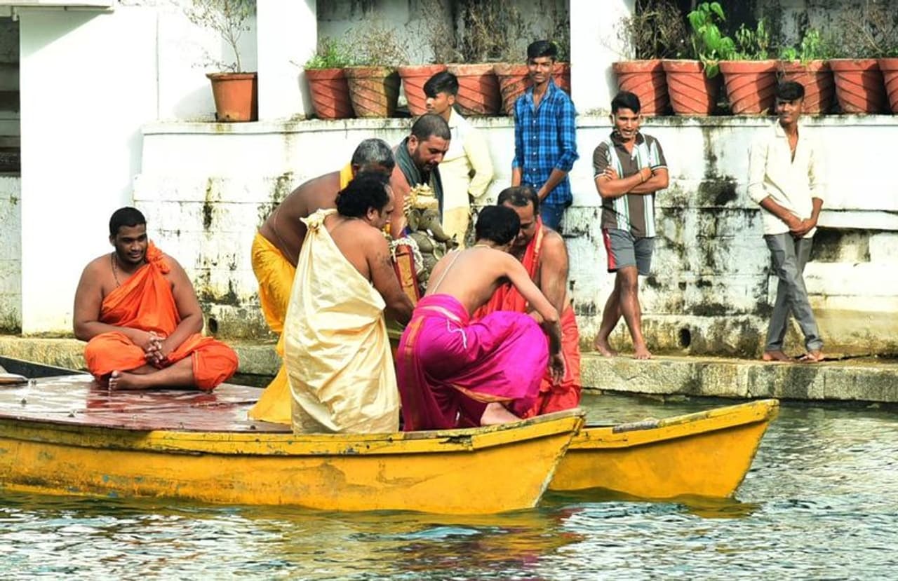 <p>ಇಂದು (ಬುಧವಾರ) ಶ್ರೀಕೃಷ್ಣಮಠದ ಗಣಪತಿ ವಿರ್ಸಜನೆ ಮಾಡಲಾಯ್ತು</p> <p>ಇಂದು (ಬುಧವಾರ) ಶ್ರೀಕೃಷ್ಣಮಠದ ಗಣಪತಿ ವಿರ್ಸಜನೆ ಮಾಡಲಾಯ್ತು</p>