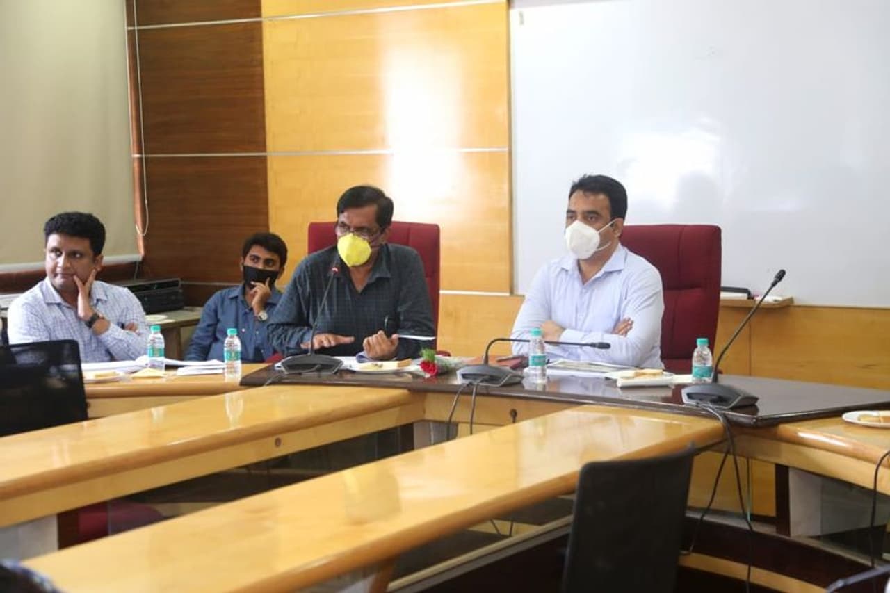 <p>ಮೇಕೆದಾಟು ಯೊಜನೆ ಜಾರಿ ಸಂಬಂಧ ಎದುರಾಗಿರುವ ಸಮಸ್ಯೆಗಳ ಕುರಿತು ಕಾವೇರಿ ನೀರಾವರಿ ನಿಗಮದ ಅಧಿಕಾರಿಗಳ ಜತೆ ಸಭೆ ನಡೆಸಲಾಗಿದೆ. ಮುಂದಿನ ದಿನದಲ್ಲಿ ಬೆಂಗಳೂರು ನಗರಕ್ಕೆ ಕುಡಿಯುವ ನೀರಿನ ಕೊರತೆ ಎದುರಾಗಬಾರದು ಎನ್ನುವ ಪ್ರಮುಖ ಉದ್ದೇಶವೂ ಈ ಯೋಜನೆ ಹಿಂದೆ ಇದೆ ಎಂದು ತಿಳಿಸಿದ ಅಶ್ವತ್ಥನಾರಾಯಣ&nbsp;</p>