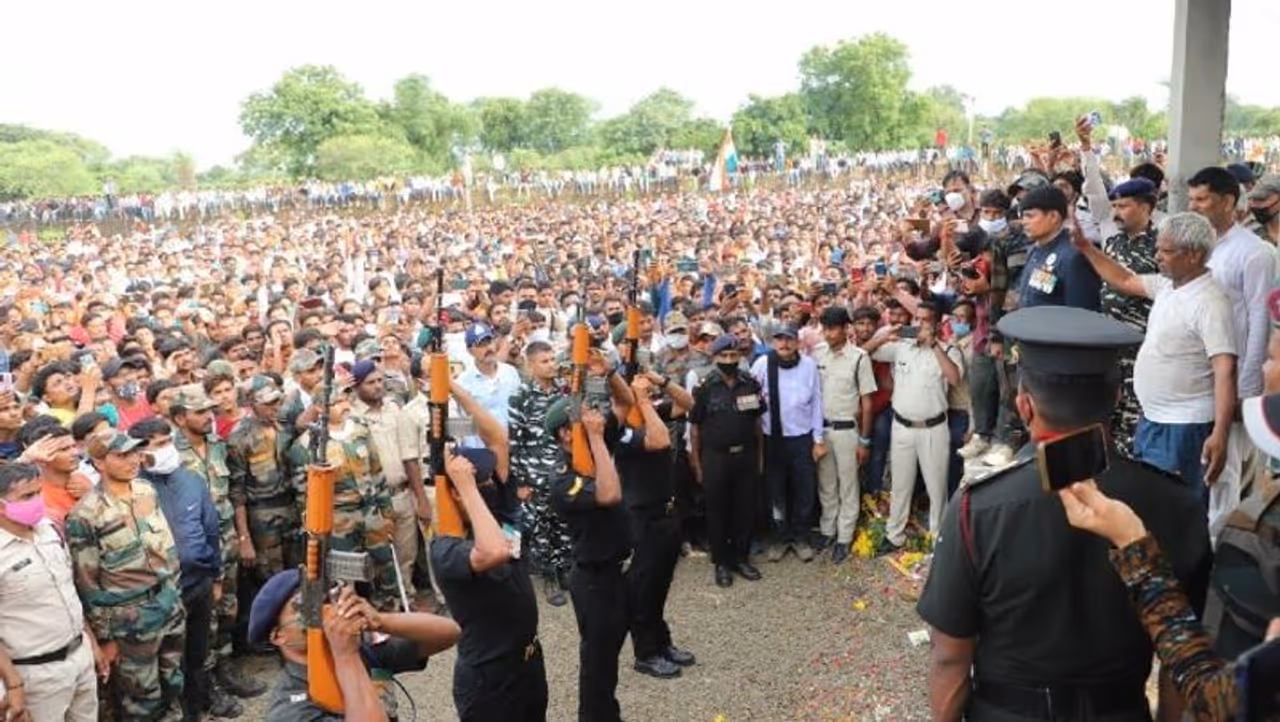 <p>ಸೈನಿಕನ ಕುಟುಂಬಕ್ಕೆ ಒಂದು ಕೋಟಿ ರೂ. ಪರಿಹಾರ ಘೋಷಣೆ ಮಾಡಿ ಕುಟುಂಬದ ಒಬ್ಬ ಸದಸ್ಯರಿಗೆ ಉದ್ಯೋಗ ನೀಡುವುದಾಗಿಯೂ ಮಧ್ಯಪ್ರದೇಶ ಸಿಎಂ ಘೋಷಿಸಿದರು.</p>