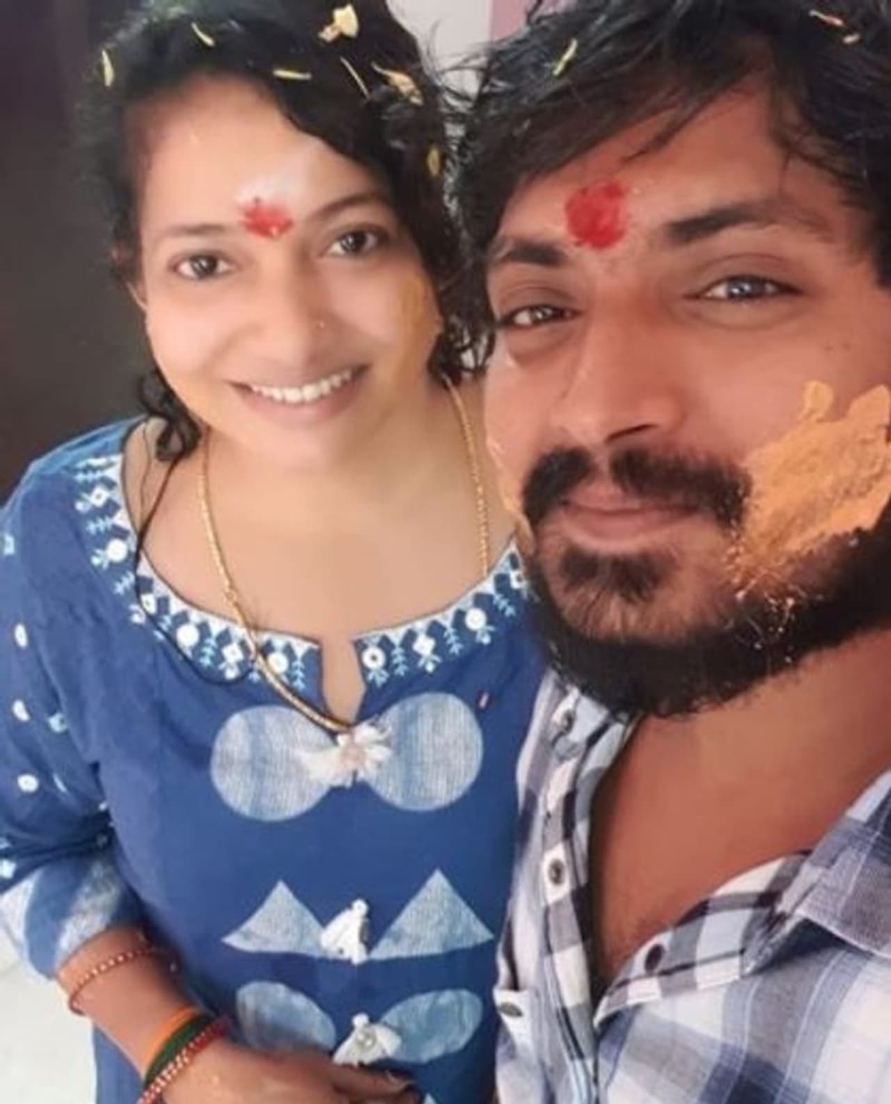 <p>நடிகர் சரத்குமார் நடித்த, 'மாயி' படத்தில் வடிவேலு பெண் பார்க்க செல்லும் மின்னல் கதாபாத்திரத்தில் நடித்ததன் மூலம் மிகவும் பிரபலமானவர் தீபா. </p> <p>நடிகர் சரத்குமார் நடித்த, 'மாயி' படத்தில் வடிவேலு பெண் பார்க்க செல்லும் மின்னல் கதாபாத்திரத்தில் நடித்ததன் மூலம் மிகவும் பிரபலமானவர் தீபா. </p>