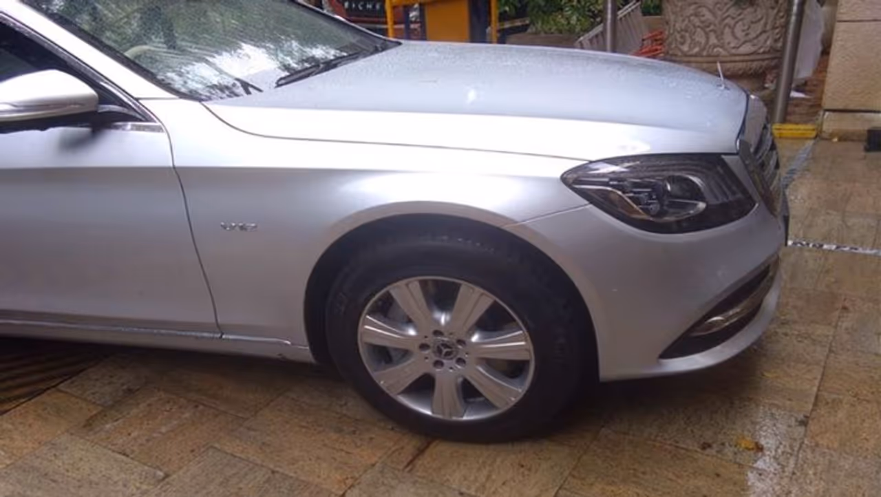 <p>ವಿಶ್ವದ ಶ್ರೀಮಂತ ಉದ್ಯಮಿಗಳ ಪಟ್ಟಿಯಲ್ಲಿ ಟಾಪ್ 5 ಸ್ಥಾನದಲ್ಲಿರುವ ಮುಖೇಶ್ ಅಂಬಾನಿ ಇತ್ತೀಚಗೆ ಬುಲೆಟ್ಪ್ರೂಫ್ ಮರ್ಸೀಡಿಸ್ ಬೆಂಝ್ S600 ಕಾರು ಖರೀದಿಸಿದ್ದಾರೆ. ಈ ಕಾರಿನ ಮಾಡಿಫಿಕೇಶನ್ ಹಾಗೂ ಹೆಚ್ಚುವರಿ ಫೀಚರ್ಸ್ ಸೇರ್ಪಡೆಯಿಂದ ಇದು ಅತ್ಯಂತ ದುಬಾರಿ ಕಾರಾಗಿ ಮಾರ್ಪಟ್ಟಿದೆ. </p> <p>ವಿಶ್ವದ ಶ್ರೀಮಂತ ಉದ್ಯಮಿಗಳ ಪಟ್ಟಿಯಲ್ಲಿ ಟಾಪ್ 5 ಸ್ಥಾನದಲ್ಲಿರುವ ಮುಖೇಶ್ ಅಂಬಾನಿ ಇತ್ತೀಚಗೆ ಬುಲೆಟ್ಪ್ರೂಫ್ ಮರ್ಸೀಡಿಸ್ ಬೆಂಝ್ S600 ಕಾರು ಖರೀದಿಸಿದ್ದಾರೆ. ಈ ಕಾರಿನ ಮಾಡಿಫಿಕೇಶನ್ ಹಾಗೂ ಹೆಚ್ಚುವರಿ ಫೀಚರ್ಸ್ ಸೇರ್ಪಡೆಯಿಂದ ಇದು ಅತ್ಯಂತ ದುಬಾರಿ ಕಾರಾಗಿ ಮಾರ್ಪಟ್ಟಿದೆ. </p>