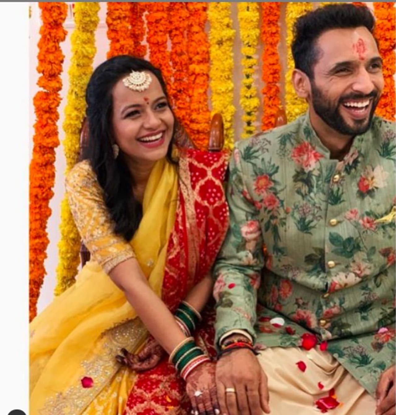 <p>ಕೊರಿಯೋಗ್ರಫರ್ ಪುನೀತ್ ಪತಕ್ ತಮ್ಮ ಲಾಂಗ್ಟೈಂ ಗರ್ಲ್ಫ್ರೆಂಡ್ಗೆ ಉಂಗುರ ತೊಡಿಸಿದ್ದಾರೆ. ಬುಧವಾರ ನಿಧಿ ಮೂನಿ ಸಿಂಗ್ ಜೊತೆ ಪುನೀತ್ ನಿಶ್ಚಿತಾರ್ಥ ನೆರವೇರಿದೆ.</p> <p>ಕೊರಿಯೋಗ್ರಫರ್ ಪುನೀತ್ ಪತಕ್ ತಮ್ಮ ಲಾಂಗ್ಟೈಂ ಗರ್ಲ್ಫ್ರೆಂಡ್ಗೆ ಉಂಗುರ ತೊಡಿಸಿದ್ದಾರೆ. ಬುಧವಾರ ನಿಧಿ ಮೂನಿ ಸಿಂಗ್ ಜೊತೆ ಪುನೀತ್ ನಿಶ್ಚಿತಾರ್ಥ ನೆರವೇರಿದೆ.</p>