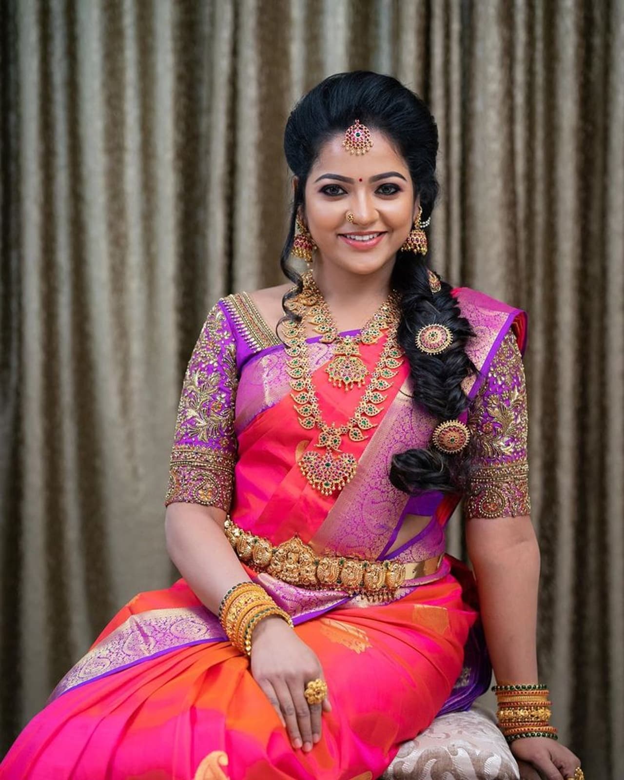 <p>மக்கள் தொலைக்காட்சியில் தொகுப்பாளினியாக ஊடகத்துறையில் அடியெடுத்து வைத்த சித்ரா, படிப்படியாக உயர்ந்து விஜய் தொலைக்காட்சியில் ஒளிபரப்பாகி வரும் பாண்டியன் ஸ்டோர்ஸ் சீரியல் மூலமாக லட்சக்கணக்கான ரசிகர்களின் மனதில் இடம் பிடித்தார். <br /> </p> <p>மக்கள் தொலைக்காட்சியில் தொகுப்பாளினியாக ஊடகத்துறையில் அடியெடுத்து வைத்த சித்ரா, படிப்படியாக உயர்ந்து விஜய் தொலைக்காட்சியில் ஒளிபரப்பாகி வரும் பாண்டியன் ஸ்டோர்ஸ் சீரியல் மூலமாக லட்சக்கணக்கான ரசிகர்களின் மனதில் இடம் பிடித்தார். <br /> </p>