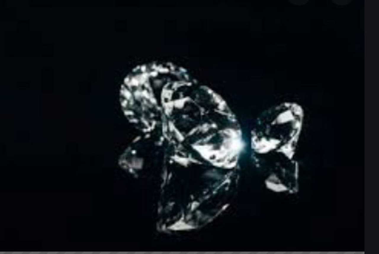 <p>ನೈಸರ್ಗಿಕವಾದ ಸುಂದರ ವಜ್ರಗಳು ಆಭರಣ ಪ್ರಿಯರಿಗೆ ಅಚ್ಚುಮೆಚ್ಚು. ಇದೊಂದು ನೈಸರ್ಗಿಕ ಅದ್ಭುತದಂತೆ.</p>