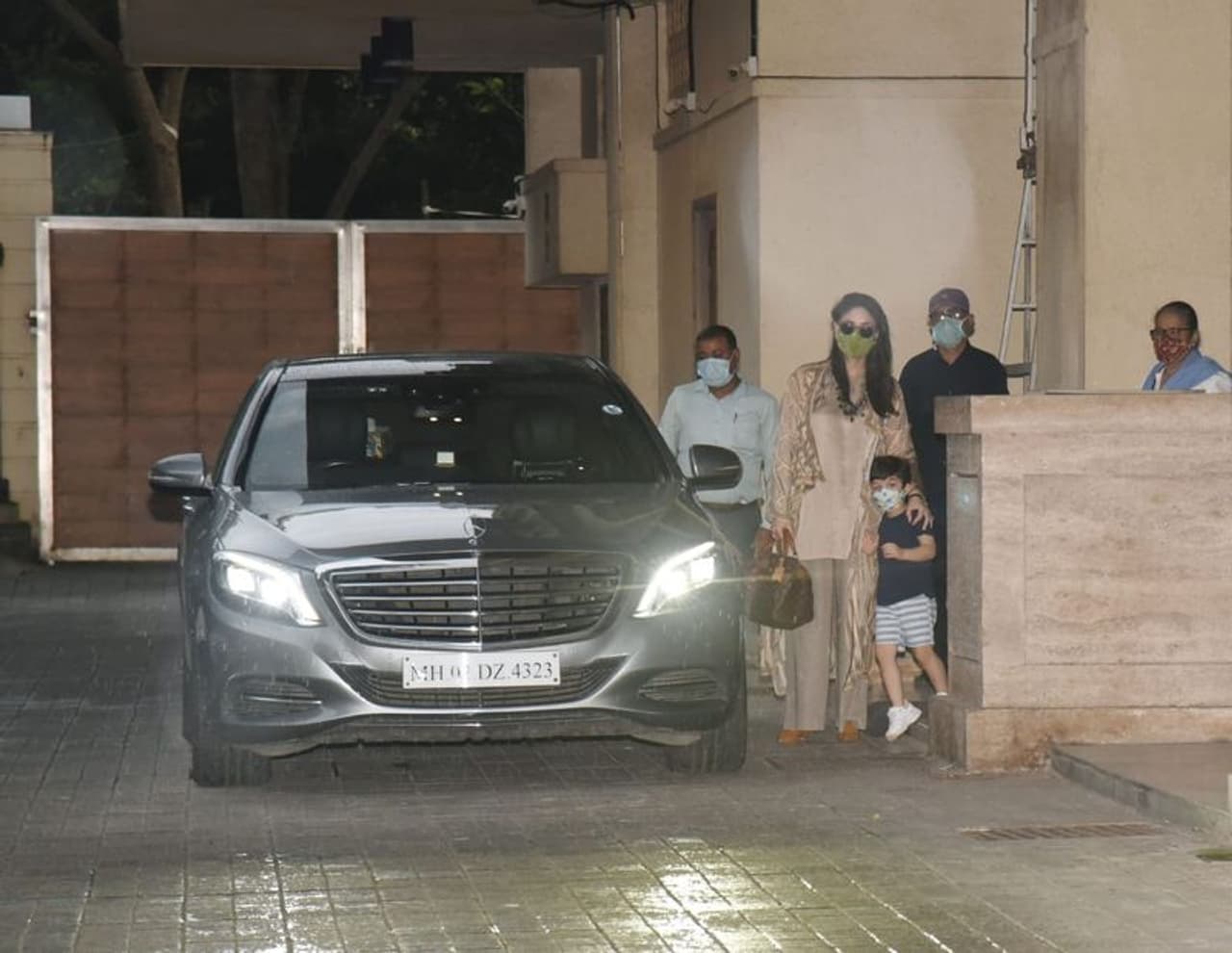 <p>ಕರೀನಾ ಧರಿಸಿದ ಶಿಬುಯಾ ಸಿಲ್ಕ್‌ ಡ್ರಾಪ್ಡ್ ಕ್ರಾಚೆಟ್ ಜಾಕೆಟ್‌ ನೋಡೋಕಷ್ಟೇ ಸಿಂಪಲ್.</p>