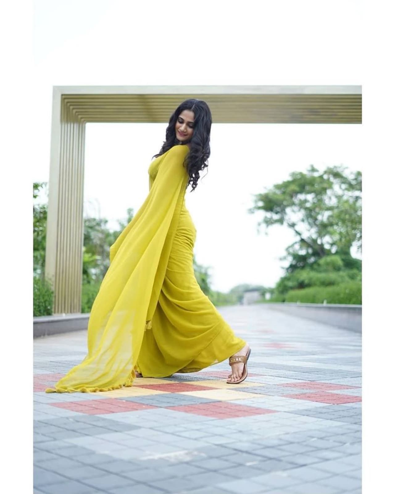 <p>இலங்கை செய்தி வாசிப்பாளரான லாஸ்லியா பிக்பாஸ் 3 சீசன் நிகழ்ச்சியில் பங்கேற்றதன் மூலம் புகழ் பெற்றார். பிக்பாஸ் சீசன் 1 ல் எப்படி ஓவியாவிற்கு குறுகிய காலத்திலேயே ரசிகர்கள் பட்டாளம் குவிந்ததோ அதேபோல் லாஸ்லியாவிற்கு ஆர்மிகள் தூள்பறந்தது. அவரது க்யூட்டான ஸ்மைல் மற்றும் பப்ளியான முகத்தோற்றமே அவரை பலருக்கும் பிடித்து போக வைத்தது.&nbsp;</p>