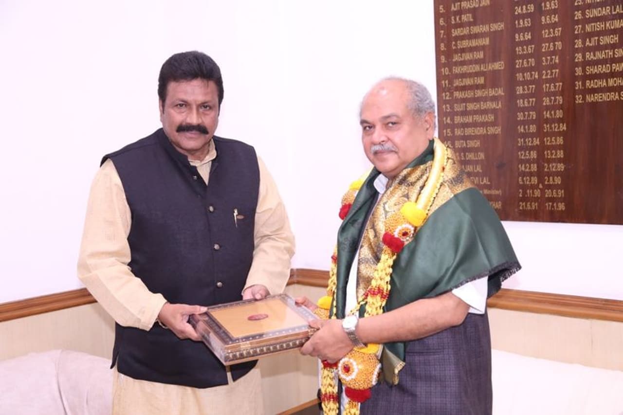 <p>ಕೇಂದ್ರ ಕೃಷಿ ಸಚಿವ ನರೇಂದ್ರ ಸಿಂಗ್ ತೋಮರ್ ಭೇಟಿ ಮಾಡಿದ ರಾಜ್ಯ ಕೃಷಿ ಸಚಿವ ಬಿ ಸಿ ಪಾಟೀಲ್</p>