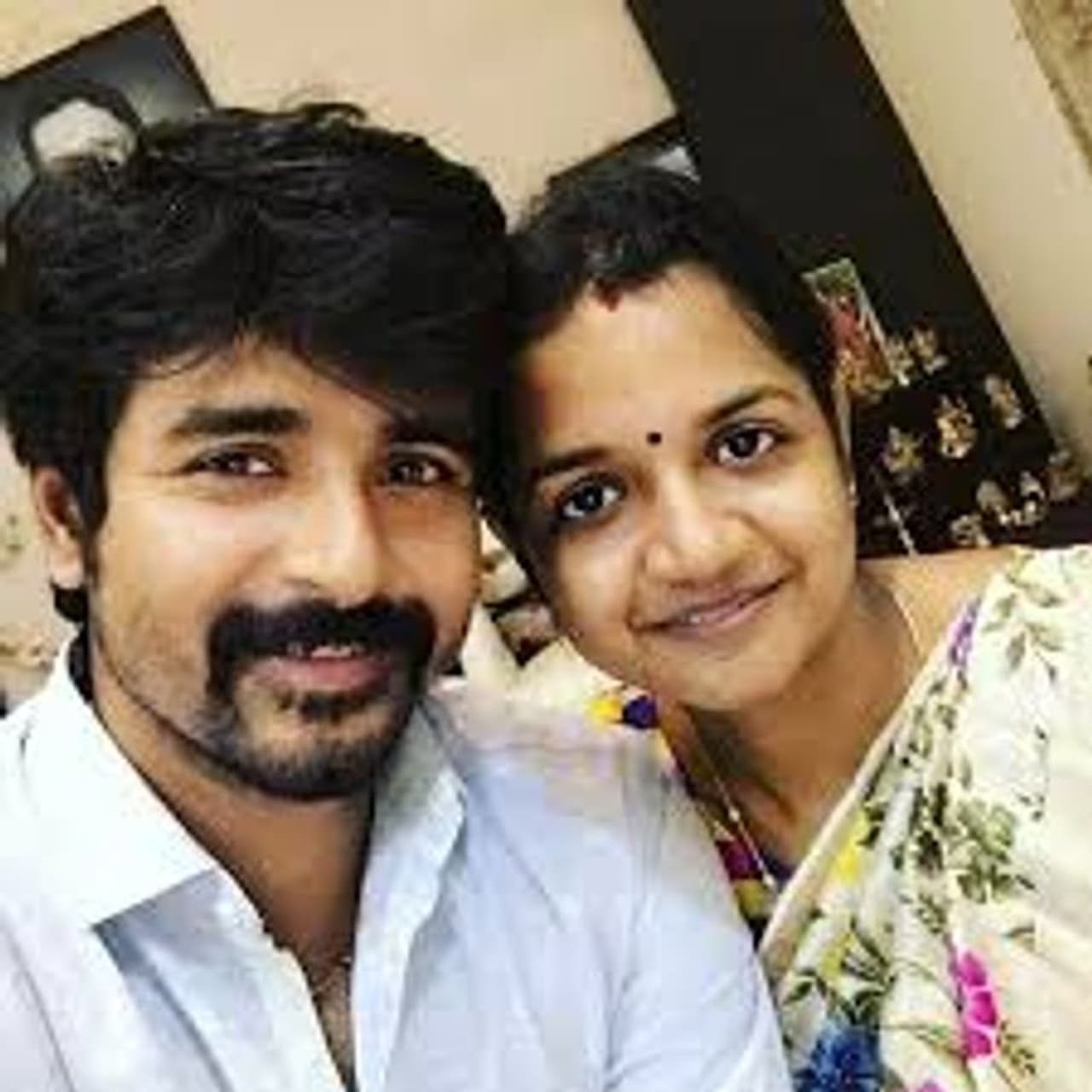 <p>எந்த ஒரு சினிமா பின்புலமும் இல்லாமல் கலக்கப்போவது யாரு என்ற நிகழ்ச்சி மூலம் சின்னத்திரையில் அறிமுகமாகி, தற்போது தமிழ் சினிமாவின் தவிர்க்க முடியாத நடிகர்கள் பட்டியலில் இடம் பிடித்திருக்கிறார் சிவகார்த்திகேயன்.</p> <p>எந்த ஒரு சினிமா பின்புலமும் இல்லாமல் கலக்கப்போவது யாரு என்ற நிகழ்ச்சி மூலம் சின்னத்திரையில் அறிமுகமாகி, தற்போது தமிழ் சினிமாவின் தவிர்க்க முடியாத நடிகர்கள் பட்டியலில் இடம் பிடித்திருக்கிறார் சிவகார்த்திகேயன்.</p>