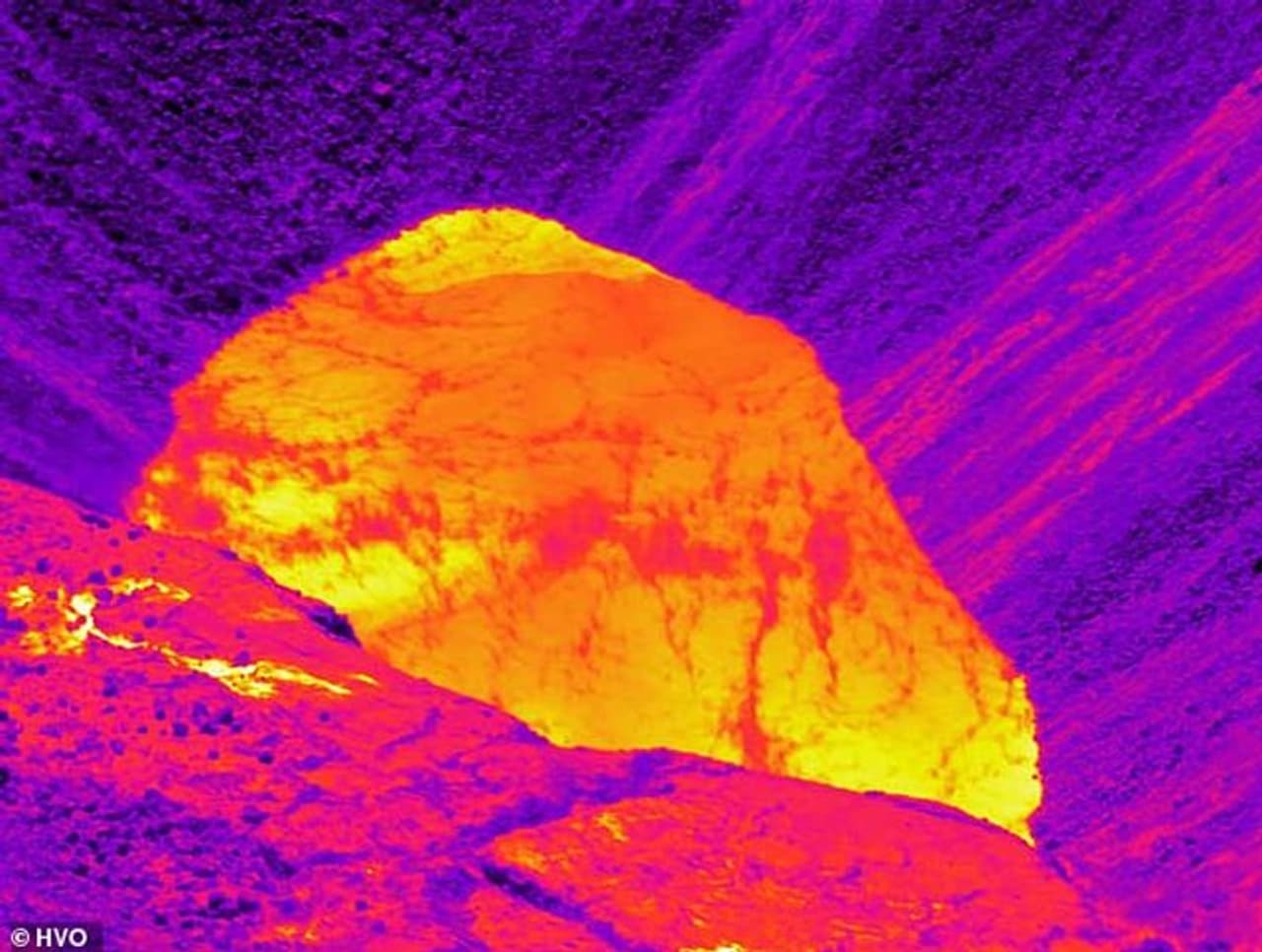 <p>ഇവിടെ രൂപപ്പെട്ട കുഴയിലെ വെള്ളം തിളച്ചു മറിയുകയാണ്. ഈ കടുത്ത ചൂട് ശാസ്ത്രജ്ഞരെ അസ്വസ്ഥരാക്കിയിട്ടുണ്ട്. കാരണം ആഗോളതലത്തില് ചുരുക്കം ചില അഗ്നിപര്വ്വത തടാകങ്ങള് മാത്രമാണ് 76 ഡിഗ്രിക്ക് മുകളില് എത്തുന്നത്. യുഎസ് ജിയോളജിക്കല് സര്വേ തടാകത്തെ സൂക്ഷ്മമായി നിരീക്ഷിച്ചുകൊണ്ടിരിക്കുകയാണ്, ജലാശയത്തെ ചൂടാക്കാനുതകുന്ന ഗ്യാസ് വെന്റുകളിലോ അവശിഷ്ടങ്ങളോ ഇവിടെ ഇപ്പോഴും തുടരുന്നുണ്ടാകുമെന്നാണ് ഭൗമശാസ്ത്രജ്ഞരുടെ നിഗമനം.</p> <p>ഇവിടെ രൂപപ്പെട്ട കുഴയിലെ വെള്ളം തിളച്ചു മറിയുകയാണ്. ഈ കടുത്ത ചൂട് ശാസ്ത്രജ്ഞരെ അസ്വസ്ഥരാക്കിയിട്ടുണ്ട്. കാരണം ആഗോളതലത്തില് ചുരുക്കം ചില അഗ്നിപര്വ്വത തടാകങ്ങള് മാത്രമാണ് 76 ഡിഗ്രിക്ക് മുകളില് എത്തുന്നത്. യുഎസ് ജിയോളജിക്കല് സര്വേ തടാകത്തെ സൂക്ഷ്മമായി നിരീക്ഷിച്ചുകൊണ്ടിരിക്കുകയാണ്, ജലാശയത്തെ ചൂടാക്കാനുതകുന്ന ഗ്യാസ് വെന്റുകളിലോ അവശിഷ്ടങ്ങളോ ഇവിടെ ഇപ്പോഴും തുടരുന്നുണ്ടാകുമെന്നാണ് ഭൗമശാസ്ത്രജ്ഞരുടെ നിഗമനം.</p>