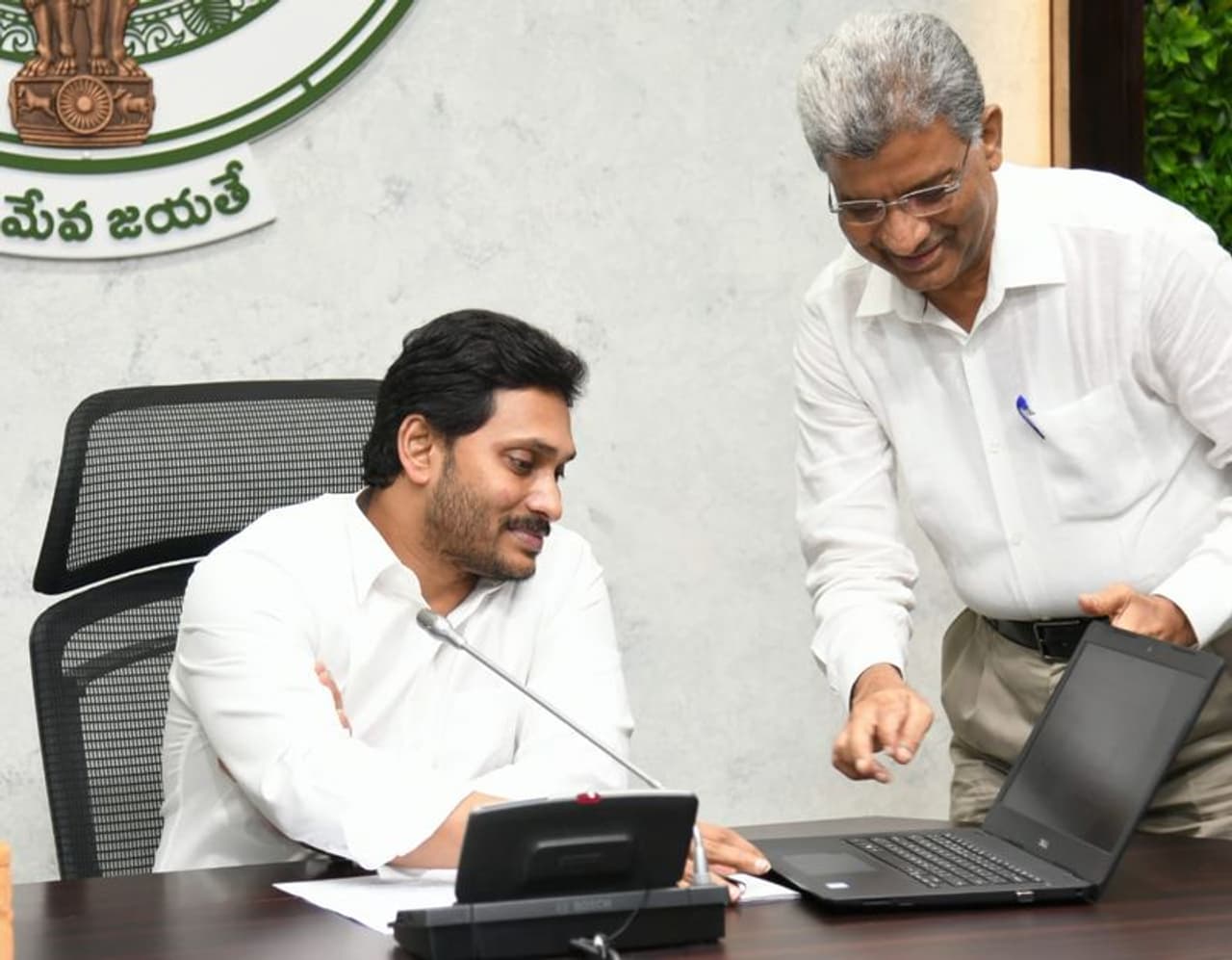 <p>గన్నవరం అసెంబ్లీ నియోజకవర్గంలోని వైసీపీ నేతల మధ్య నెలకొన్న విబేధాలను పరిష్కరించేందుకు జగన్ నడుంబిగించారు. కలిసి పనిచేయాలని యార్లగడ్డ వెంకట్రావుకు జగన్ స్వయంగా సూచించారు. ఇప్పటికే ఉప్పు నిప్పుగా ఉన్న ఈ నేతలు కలిసి పనిచేస్తారా లేదా అనే ఆసక్తి సర్వత్రా నెలకొంది.</p> <p>గన్నవరం అసెంబ్లీ నియోజకవర్గంలోని వైసీపీ నేతల మధ్య నెలకొన్న విబేధాలను పరిష్కరించేందుకు జగన్ నడుంబిగించారు. కలిసి పనిచేయాలని యార్లగడ్డ వెంకట్రావుకు జగన్ స్వయంగా సూచించారు. ఇప్పటికే ఉప్పు నిప్పుగా ఉన్న ఈ నేతలు కలిసి పనిచేస్తారా లేదా అనే ఆసక్తి సర్వత్రా నెలకొంది.</p>