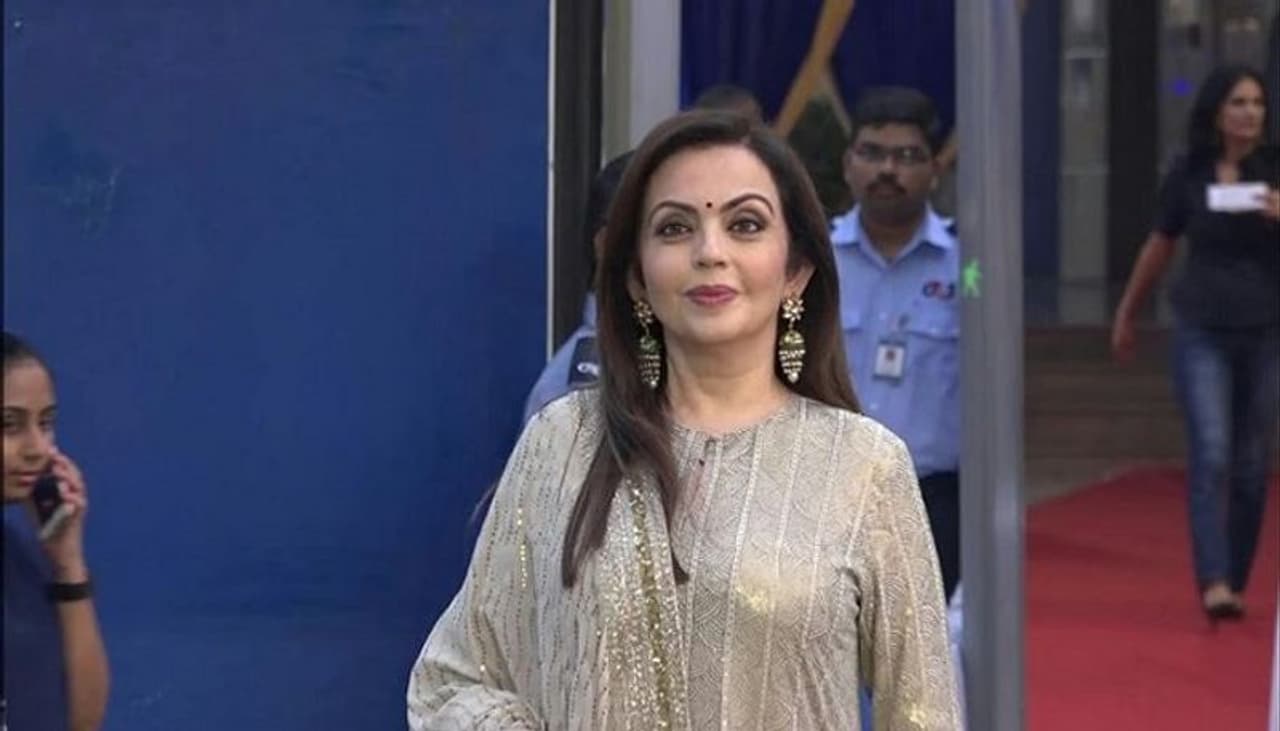 <p>ప్రపంచంలోని 20 మంది మహిళలల జాబితాలో అమెరికాకు చెందిన ప్రముఖ లైఫ్ స్టైల్ మ్యాగజైన్ 'టౌన్ అండ్ కంట్రీ'లో ఆమె స్థానం పొందింది. ఈ గౌరవం పొందిన భారతదేశంలో మొదటి మహిళ ఆమె. నీతా అంబానీకి అపారమైన సంపద ఉంది. అమే జీవన విధానం కూడా చాలా విలాసవంతంగా ఉంటుంది. అయితే ఈ రోజు నీతా అంబానీ ప్రత్యేక టీ గురించి మీకు తెలియని ఆశ్చర్యమైన విషయం ఎంతో తెలుసా. <br /> </p> <p>ప్రపంచంలోని 20 మంది మహిళలల జాబితాలో అమెరికాకు చెందిన ప్రముఖ లైఫ్ స్టైల్ మ్యాగజైన్ 'టౌన్ అండ్ కంట్రీ'లో ఆమె స్థానం పొందింది. ఈ గౌరవం పొందిన భారతదేశంలో మొదటి మహిళ ఆమె. నీతా అంబానీకి అపారమైన సంపద ఉంది. అమే జీవన విధానం కూడా చాలా విలాసవంతంగా ఉంటుంది. అయితే ఈ రోజు నీతా అంబానీ ప్రత్యేక టీ గురించి మీకు తెలియని ఆశ్చర్యమైన విషయం ఎంతో తెలుసా. <br /> </p>