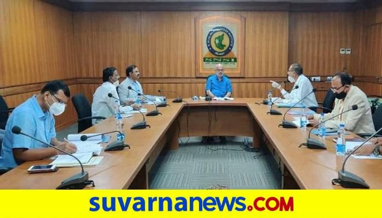 <p>ನಗರದಲ್ಲಿರುವ ಎಸ್.ನಿಜಲಿಂಗಪ್ಪ ಸಕ್ಕರೆ ಅಧ್ಯಯನ ಸಂಸ್ಥೆಯ ಆಡಳಿತ ಮಂಡಳಿ ಸಭೆಯಲ್ಲಿ ಭಾಗವಹಿಸುವ ಮೊದಲು ಮಾಧ್ಯಮದವರ ಜತೆ ಮಾತನಾಡಿದ ಅವರು, ರಾಜ್ಯದಲ್ಲಿ 1 ಕೋಟಿ ಟನ್ ಸಕ್ಕರೆ ಸಂಗ್ರಹ ಇದೆ. ಕೇಂದ್ರ ಸರ್ಕಾರ ಸಂಗ್ರಹ ಇರುವ ಸಕ್ಕರೆಯನ್ನು ರಪ್ತು ಮಾಡಲು ಅನುಮತಿ ನೀಡಿಲ್ಲ. ರೈತರು ಮಿತಿಮೀರಿ ರಾಸಾಯನಿಕ ಗೊಬ್ಬರ ಬಳಸುತ್ತಿರುವುದರಿಂದ ಭೂಮಿಯ ಜೀವಸತ್ವ ಹಾಳಾಗುತ್ತಿರುವುದರ ಜತೆಗೆ ರೈತರ ಆರ್ಥಿಕತೆಯ ಮೇಲೂ ಪೆಟ್ಟು ಬೀಳುತ್ತಿದೆ. ಆದ್ದರಿಂದ ರೈತರು ಇಲಾಖೆಯ ಮಾರ್ಗಸೂಚಿಗಳನ್ನು ಅನುಸರಿಸಿ ಕೃಷಿ ಕೈಗೊಳ್ಳಬೇಕು ಎಂದು ರೈತರಿಗೆ ಸಲಹೆ ನೀಡಿದರು.</p> <p>ನಗರದಲ್ಲಿರುವ ಎಸ್.ನಿಜಲಿಂಗಪ್ಪ ಸಕ್ಕರೆ ಅಧ್ಯಯನ ಸಂಸ್ಥೆಯ ಆಡಳಿತ ಮಂಡಳಿ ಸಭೆಯಲ್ಲಿ ಭಾಗವಹಿಸುವ ಮೊದಲು ಮಾಧ್ಯಮದವರ ಜತೆ ಮಾತನಾಡಿದ ಅವರು, ರಾಜ್ಯದಲ್ಲಿ 1 ಕೋಟಿ ಟನ್ ಸಕ್ಕರೆ ಸಂಗ್ರಹ ಇದೆ. ಕೇಂದ್ರ ಸರ್ಕಾರ ಸಂಗ್ರಹ ಇರುವ ಸಕ್ಕರೆಯನ್ನು ರಪ್ತು ಮಾಡಲು ಅನುಮತಿ ನೀಡಿಲ್ಲ. ರೈತರು ಮಿತಿಮೀರಿ ರಾಸಾಯನಿಕ ಗೊಬ್ಬರ ಬಳಸುತ್ತಿರುವುದರಿಂದ ಭೂಮಿಯ ಜೀವಸತ್ವ ಹಾಳಾಗುತ್ತಿರುವುದರ ಜತೆಗೆ ರೈತರ ಆರ್ಥಿಕತೆಯ ಮೇಲೂ ಪೆಟ್ಟು ಬೀಳುತ್ತಿದೆ. ಆದ್ದರಿಂದ ರೈತರು ಇಲಾಖೆಯ ಮಾರ್ಗಸೂಚಿಗಳನ್ನು ಅನುಸರಿಸಿ ಕೃಷಿ ಕೈಗೊಳ್ಳಬೇಕು ಎಂದು ರೈತರಿಗೆ ಸಲಹೆ ನೀಡಿದರು.</p>