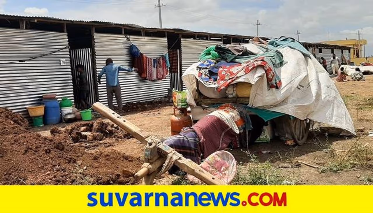 <p>ಮಳೆಯಿಂದಾಗಿ ಗದಗ ಜಿಲ್ಲೆ ನರಗುಂದದ ಕೊಣ್ಣೂರು ಗ್ರಾಮದಲ್ಲಿ ಮನೆ ಕಳೆದುಕೊಂಡು ಎಪಿಎಂಸಿ ಪ್ರಾಂಗಣದಲ್ಲಿ ಶೆಡ್ನಲ್ಲಿರುವವರ ಒಂದು ವರ್ಷದಿಂದ ಅನುಭವಿಸುತ್ತಿರುವ ಪಡಿಪಾಟಲು. 2019ರ ಆಗಸ್ಟ್ ಮೊದಲ ವಾರದಲ್ಲಿ ಮಲಪ್ರಭೆ ಉಕ್ಕೇರಿದ ಪರಿಣಾಮ ಗ್ರಾಮದಲ್ಲಿ 1200ಕ್ಕೂ ಹೆಚ್ಚು ಮನೆಗಳು ಧರೆಗುರುಳಿದ್ದವು. ಅದರಲ್ಲಿ ಸಂಪೂರ್ಣವಾಗಿ ನೆಲಕಚ್ಚಿದ 120ಕ್ಕೂ ಹೆಚ್ಚು ಕುಟುಂಬಗಳಿಗೆ ತಾತ್ಕಾಲಿಕವಾಗಿ ಸನಿಹದ ಎಪಿಎಂಸಿ ಪ್ರಾಂಗಣದಲ್ಲಿ ತಗಡಿನ ಶೆಡ್ನ ಆಸರೆ ನೀಡಲಾಗಿತ್ತು. ಅಂದಿನಿಂದ ಇಂದಿನವರೆಗೂ 600 700 ಜನರು ಇಲ್ಲೇ ನೆಲೆಸಿದ್ದಾರೆ. ಕುಡಿವ ನೀರು, ವಿದ್ಯುತ್ ಸೌಕರ್ಯ ಬಿಟ್ಟರೆ ಉಳಿದಂತೆ ಇವರೆಲ್ಲ ಅತ್ಯಂತ ಹೀನಾಯ ಪರಿಸ್ಥಿತಿಯಲ್ಲಿ ದಿನ ದೂಡುತ್ತಿದ್ದಾರೆ.</p> <p>ಮಳೆಯಿಂದಾಗಿ ಗದಗ ಜಿಲ್ಲೆ ನರಗುಂದದ ಕೊಣ್ಣೂರು ಗ್ರಾಮದಲ್ಲಿ ಮನೆ ಕಳೆದುಕೊಂಡು ಎಪಿಎಂಸಿ ಪ್ರಾಂಗಣದಲ್ಲಿ ಶೆಡ್ನಲ್ಲಿರುವವರ ಒಂದು ವರ್ಷದಿಂದ ಅನುಭವಿಸುತ್ತಿರುವ ಪಡಿಪಾಟಲು. 2019ರ ಆಗಸ್ಟ್ ಮೊದಲ ವಾರದಲ್ಲಿ ಮಲಪ್ರಭೆ ಉಕ್ಕೇರಿದ ಪರಿಣಾಮ ಗ್ರಾಮದಲ್ಲಿ 1200ಕ್ಕೂ ಹೆಚ್ಚು ಮನೆಗಳು ಧರೆಗುರುಳಿದ್ದವು. ಅದರಲ್ಲಿ ಸಂಪೂರ್ಣವಾಗಿ ನೆಲಕಚ್ಚಿದ 120ಕ್ಕೂ ಹೆಚ್ಚು ಕುಟುಂಬಗಳಿಗೆ ತಾತ್ಕಾಲಿಕವಾಗಿ ಸನಿಹದ ಎಪಿಎಂಸಿ ಪ್ರಾಂಗಣದಲ್ಲಿ ತಗಡಿನ ಶೆಡ್ನ ಆಸರೆ ನೀಡಲಾಗಿತ್ತು. ಅಂದಿನಿಂದ ಇಂದಿನವರೆಗೂ 600 700 ಜನರು ಇಲ್ಲೇ ನೆಲೆಸಿದ್ದಾರೆ. ಕುಡಿವ ನೀರು, ವಿದ್ಯುತ್ ಸೌಕರ್ಯ ಬಿಟ್ಟರೆ ಉಳಿದಂತೆ ಇವರೆಲ್ಲ ಅತ್ಯಂತ ಹೀನಾಯ ಪರಿಸ್ಥಿತಿಯಲ್ಲಿ ದಿನ ದೂಡುತ್ತಿದ್ದಾರೆ.</p>